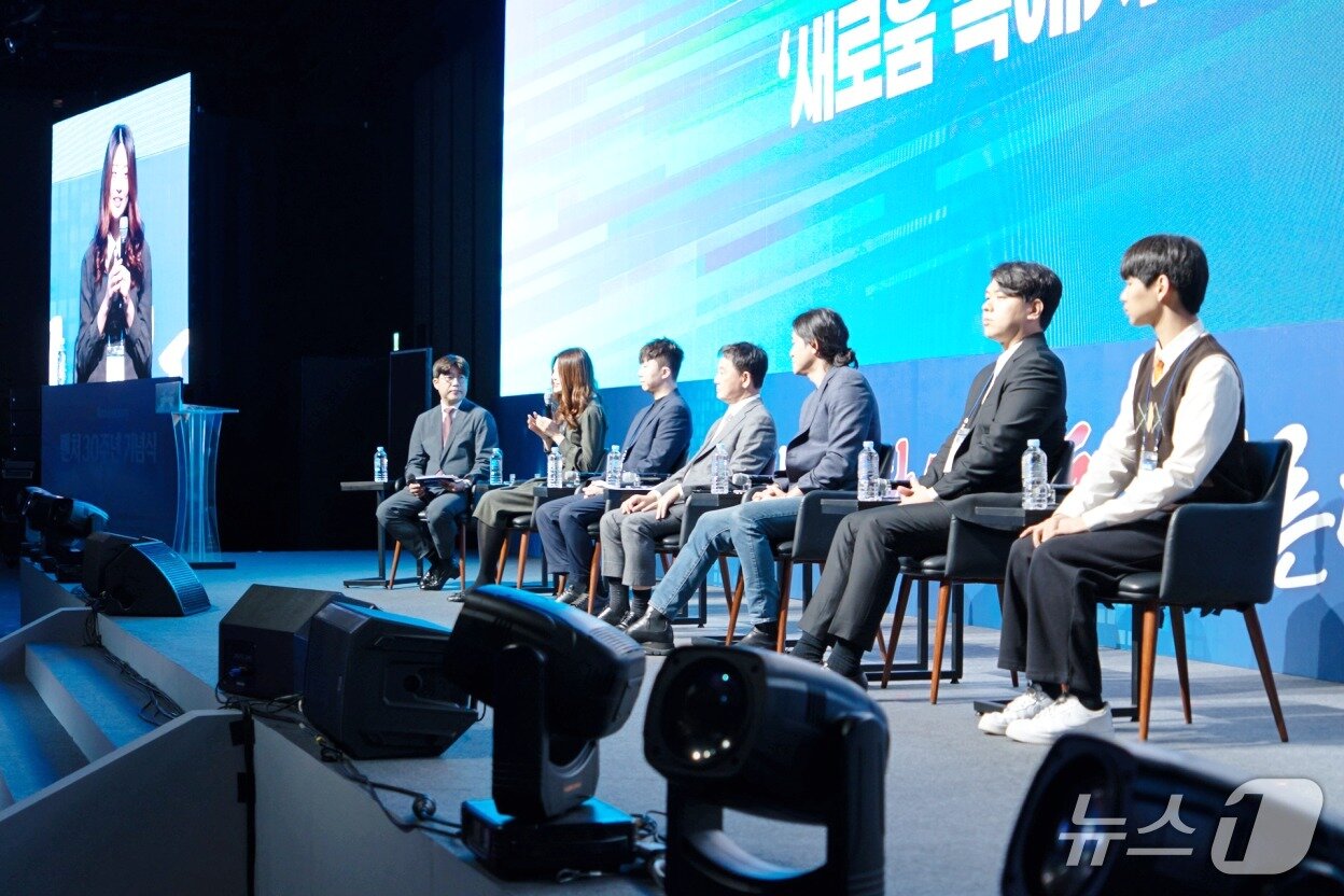 본문 이미지 - 벤처 30주년 기념식 토크쇼 &#39;세대를 잇는 도전, 다시 벤처&#39;&#40;벤처기업협회 제공&#41;