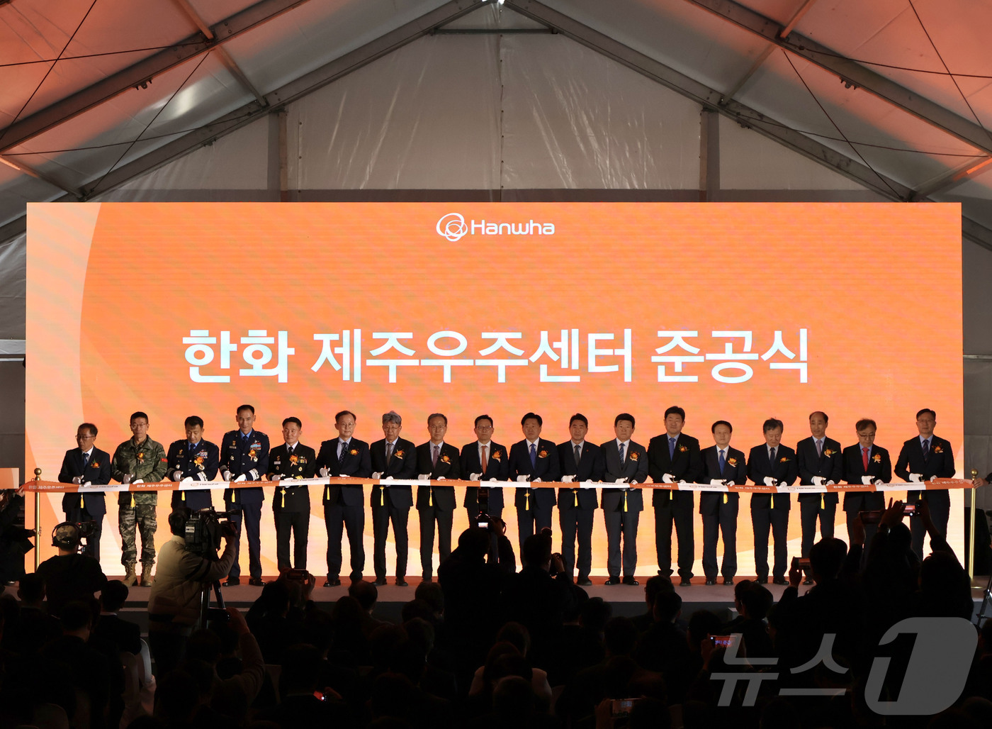 (서울=뉴스1) = 한화시스템은 2일 오후 제주 서귀포시 하원동에서 민간 기업이 주도하는 위성제조 인프라로는 국내 최대 규모인 제주우주센터 준공식을 개최했다고 밝혔다. 사진은 손재 …