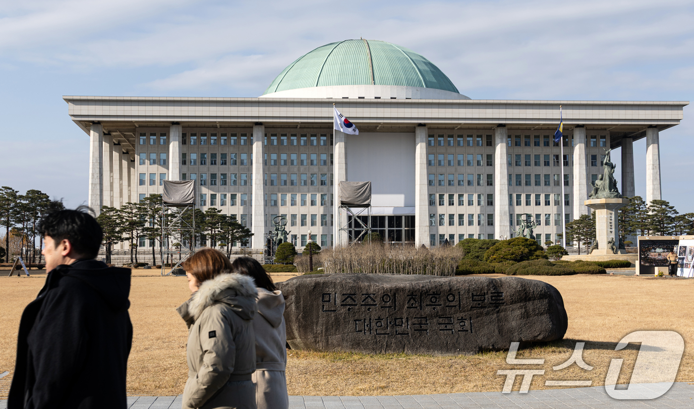 (서울=뉴스1) 이승배 기자 = 12·3 비상계엄 해제 1주년을 하루 앞둔 2일 서울 여의도 국회 본청의 모습이 보이고 있다. 2025.12.2/뉴스1