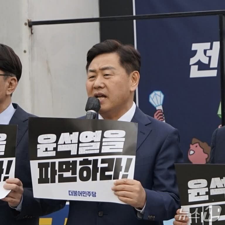 본문 이미지 - 2일 김관영 전북지사가 자신의 페이스북에 올린 탄핵 촉구 집회 참여 사진.&#40;김관영 전북지사 페이스북 인용&#41;/뉴스1 