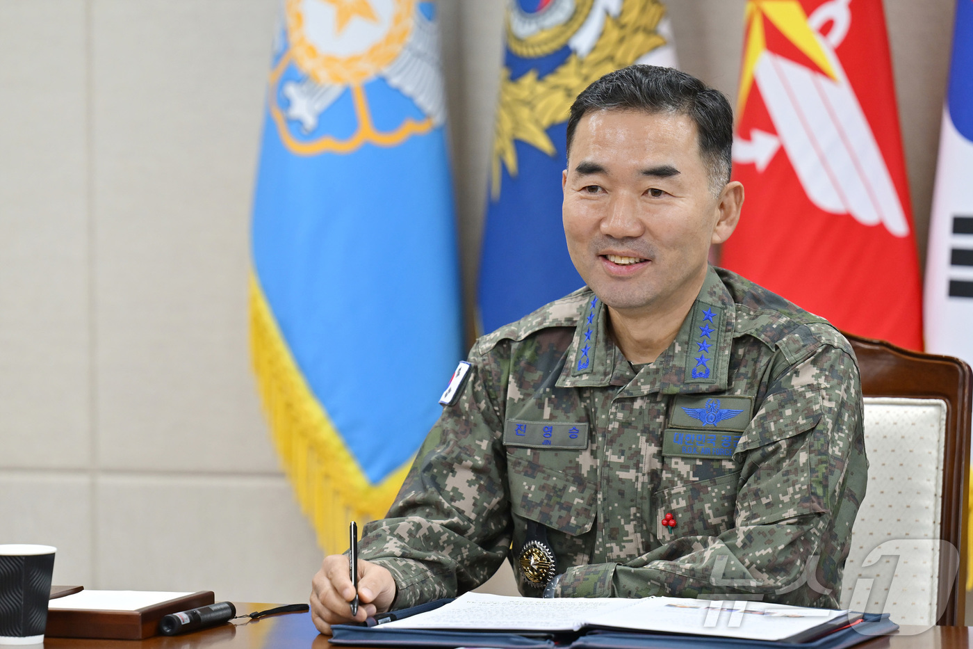 (서울=뉴스1) = 진영승 합참의장이 2일 주세페 카보 드라고네 NATO 군사위원장과 공조통화를 실시하며 군사협력 증진방안을 논의하고 있다. (합참 제공. 재판매 및 DB 금지) …