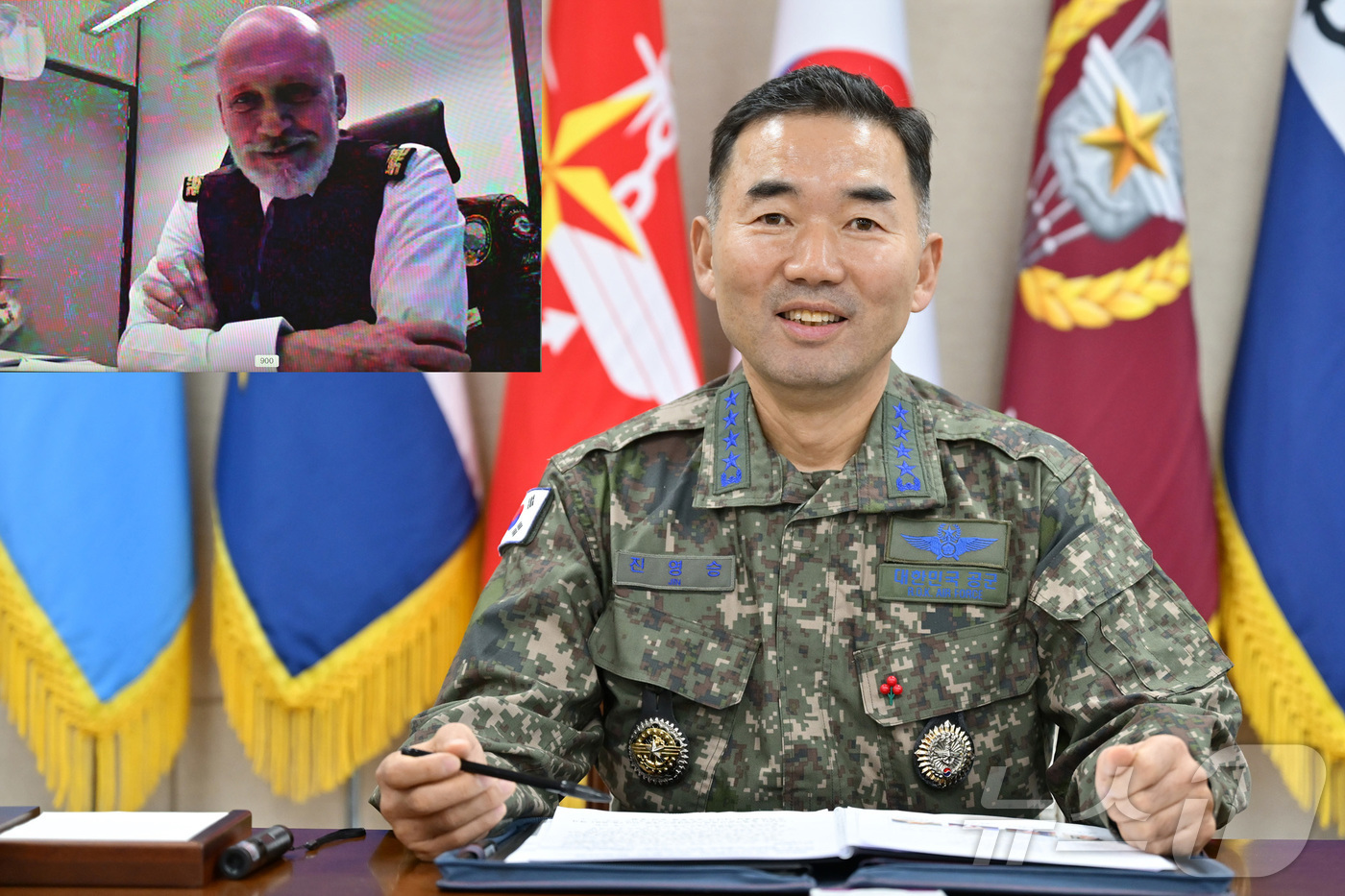 (서울=뉴스1) = 진영승 합참의장이 2일 주세페 카보 드라고네 NATO 군사위원장(좌측 상단)과 공조통화를 실시하며 군사협력 증진방안을 논의하고 있다. (합참 제공. 재판매 및 …