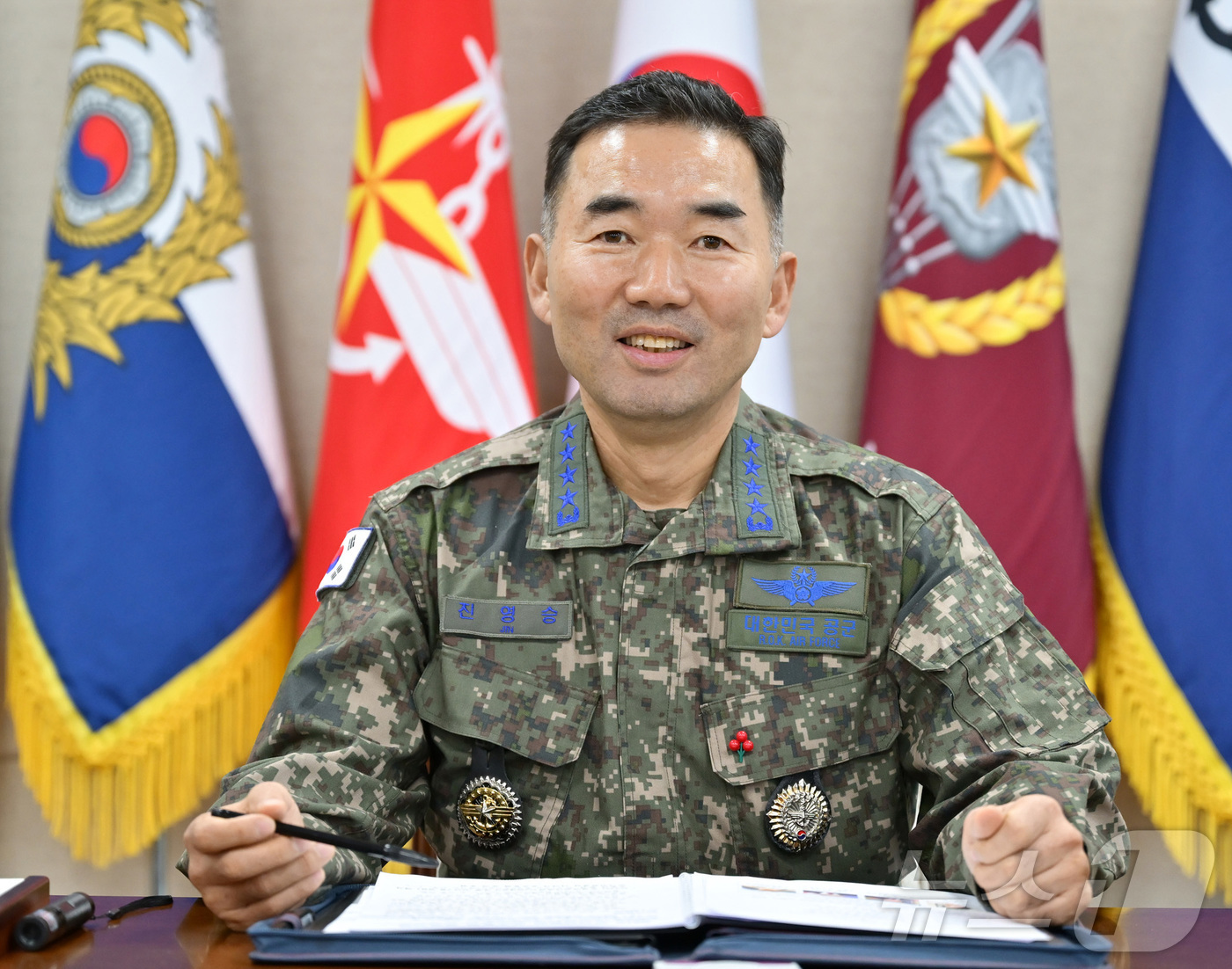 (서울=뉴스1) = 진영승 합참의장이 2일 주세페 카보 드라고네 NATO 군사위원장과 공조통화를 실시하며 군사협력 증진방안을 논의하고 있다. (합참 제공. 재판매 및 DB 금지) …