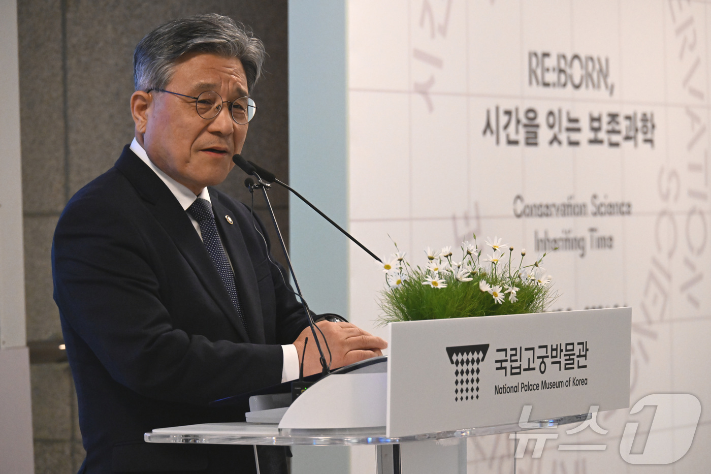 (서울=뉴스1) = 허민 국가유산청장이 2일 오후 서울 종로구 국립고궁박물관에서 열린 개관 20주년 기념 ‘RE:BORN, 시간을 잇는 보존과학’ 특별전 개막식에서 축사를 하고 있 …