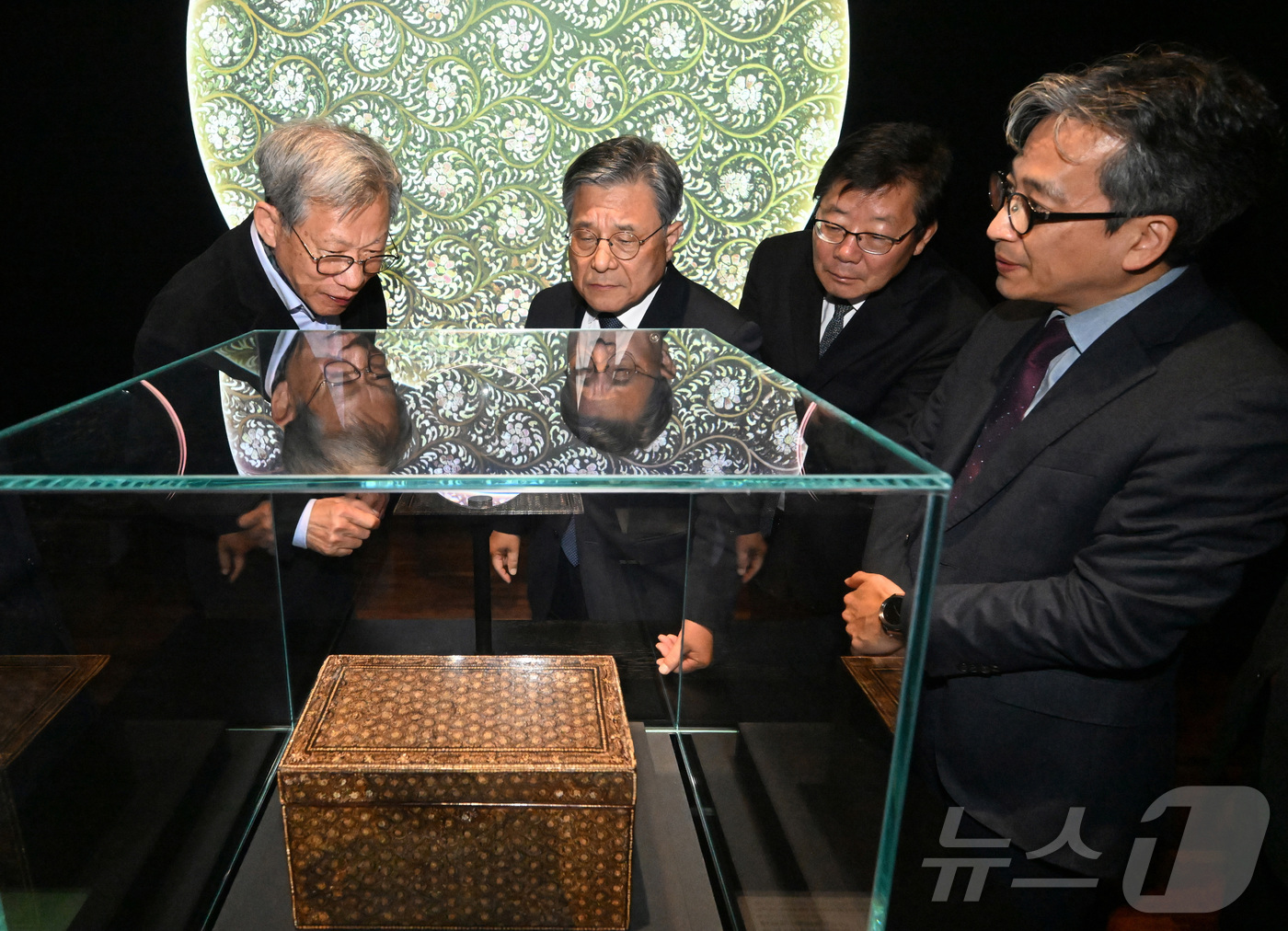 (서울=뉴스1) = 허민 국가유산청장이 2일 오후 서울 종로구 국립고궁박물관에서 열린 개관 20주년 기념 ‘RE:BORN, 시간을 잇는 보존과학’ 특별전 개막식에서 2023년 일본 …