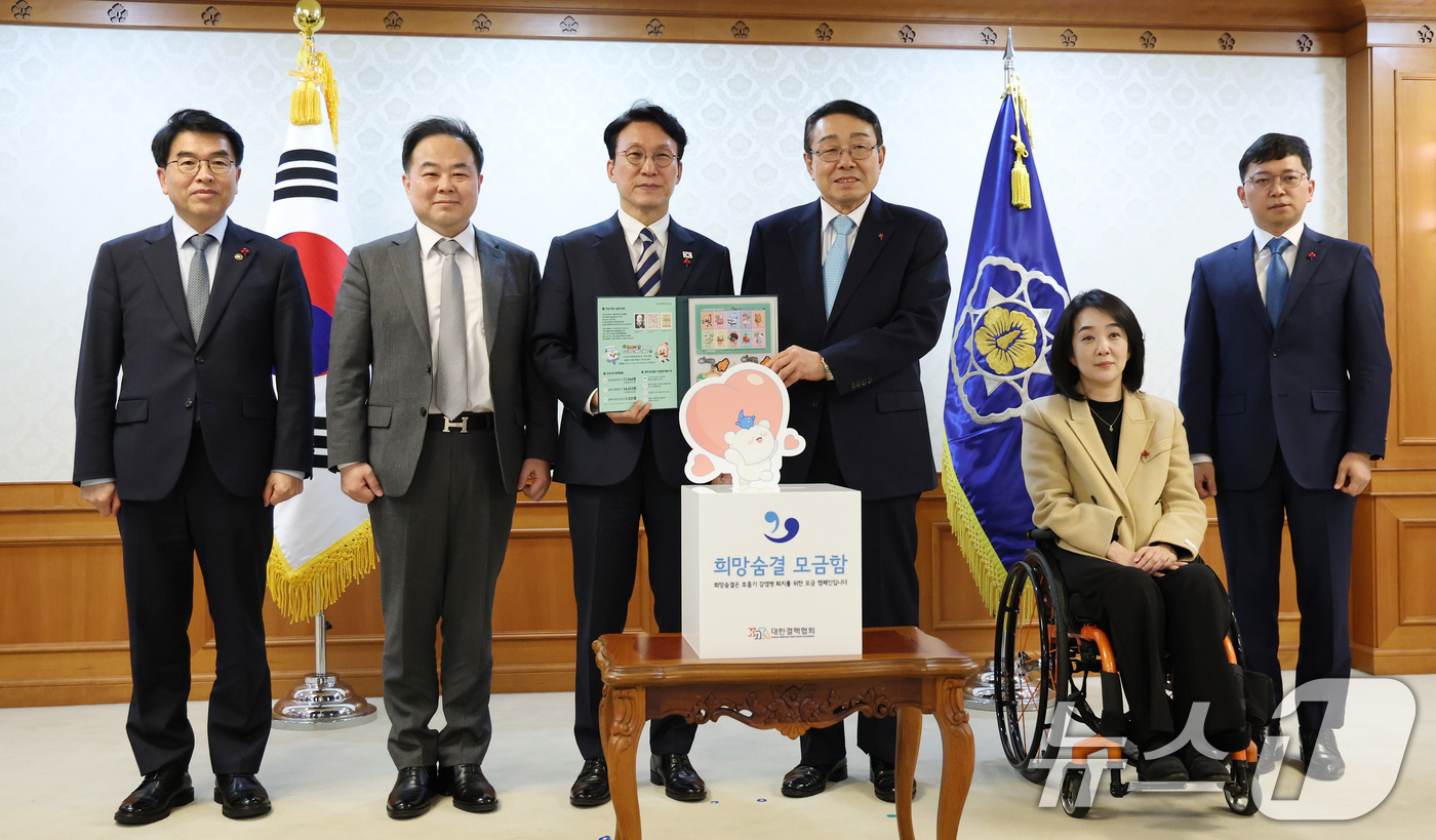 (서울=뉴스1) 임세영 기자 = 김민석 국무총리, 신민석 대한결핵협회장 등 참석자들이 2일 서울 종로구 정부서울청사에서 열린 크리스마스 씰 증정식에서 기념촬영을 하고 있다. 202 …