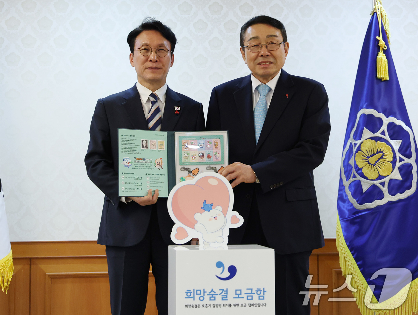 (서울=뉴스1) 임세영 기자 = 김민석 국무총리가 2일 서울 종로구 정부서울청사에서 열린 크리스마스 씰 증정식에서 신민석 대한결핵협회장으로부터 크리스마스 씰 액자를 전달받고 있다. …