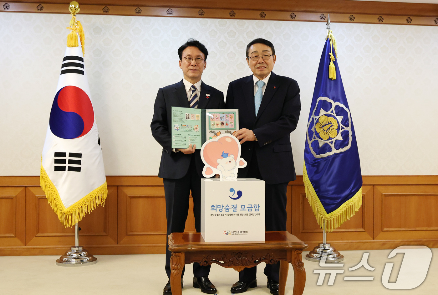 (서울=뉴스1) 임세영 기자 = 김민석 국무총리가 2일 서울 종로구 정부서울청사에서 열린 크리스마스 씰 증정식에서 신민석 대한결핵협회장으로부터 크리스마스 씰 액자를 전달받고 있다. …