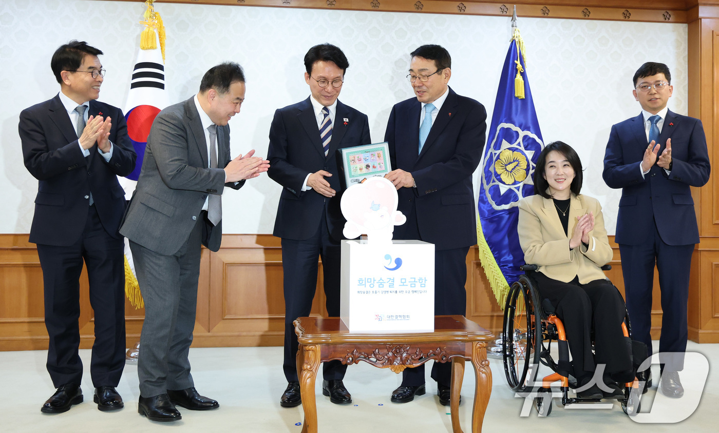 (서울=뉴스1) 임세영 기자 = 김민석 국무총리, 신민석 대한결핵협회장 등 참석자들이 2일 서울 종로구 정부서울청사에서 열린 크리스마스 씰 증정식에서 기념촬영을 하고 있다. 202 …