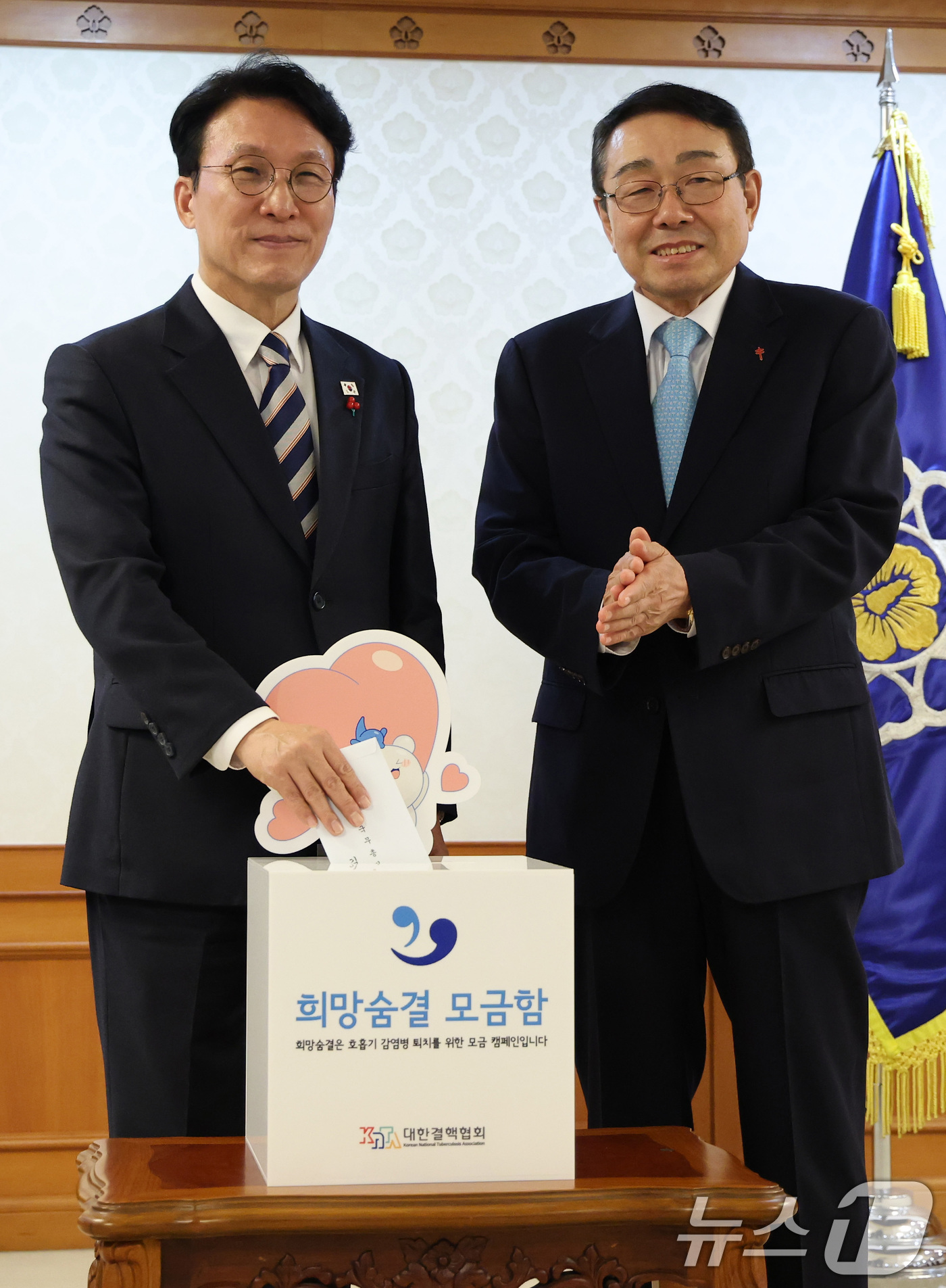 (서울=뉴스1) 임세영 기자 = 김민석 국무총리(왼쪽)가 2일 서울 종로구 정부서울청사에서 열린 크리스마스 씰 증정식에서 모금함에 성금을 넣고 있다. 2025.12.2/뉴스1