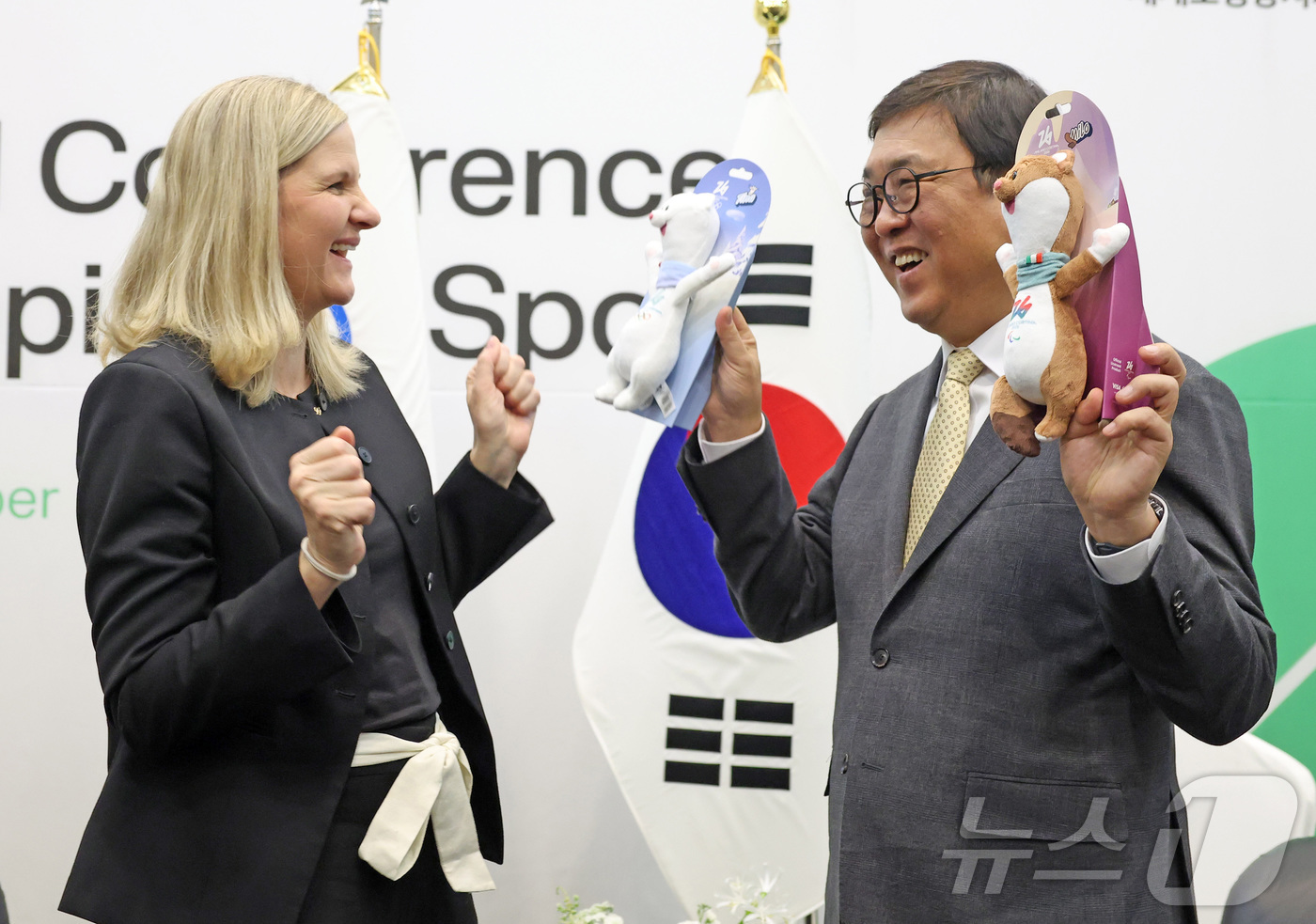 (서울=뉴스1) = 최휘영 문화체육관광부 장관이 2일 부산 해운대구 벡스코에서 커스티 코번트리 국제올림픽위원회(IOC) 위원장과 면담을 마치고 밀라노-코르티나 2026 동계 올림픽 …