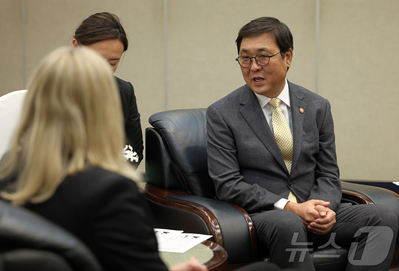 (서울=뉴스1) = 최휘영 문화체육관광부 장관이 2일 부산 해운대구 벡스코에서 커스티 코번트리 국제올림픽위원회(IOC) 위원장과 면담을 하고 있다. (문화체육관광부 제공. 재판매 …