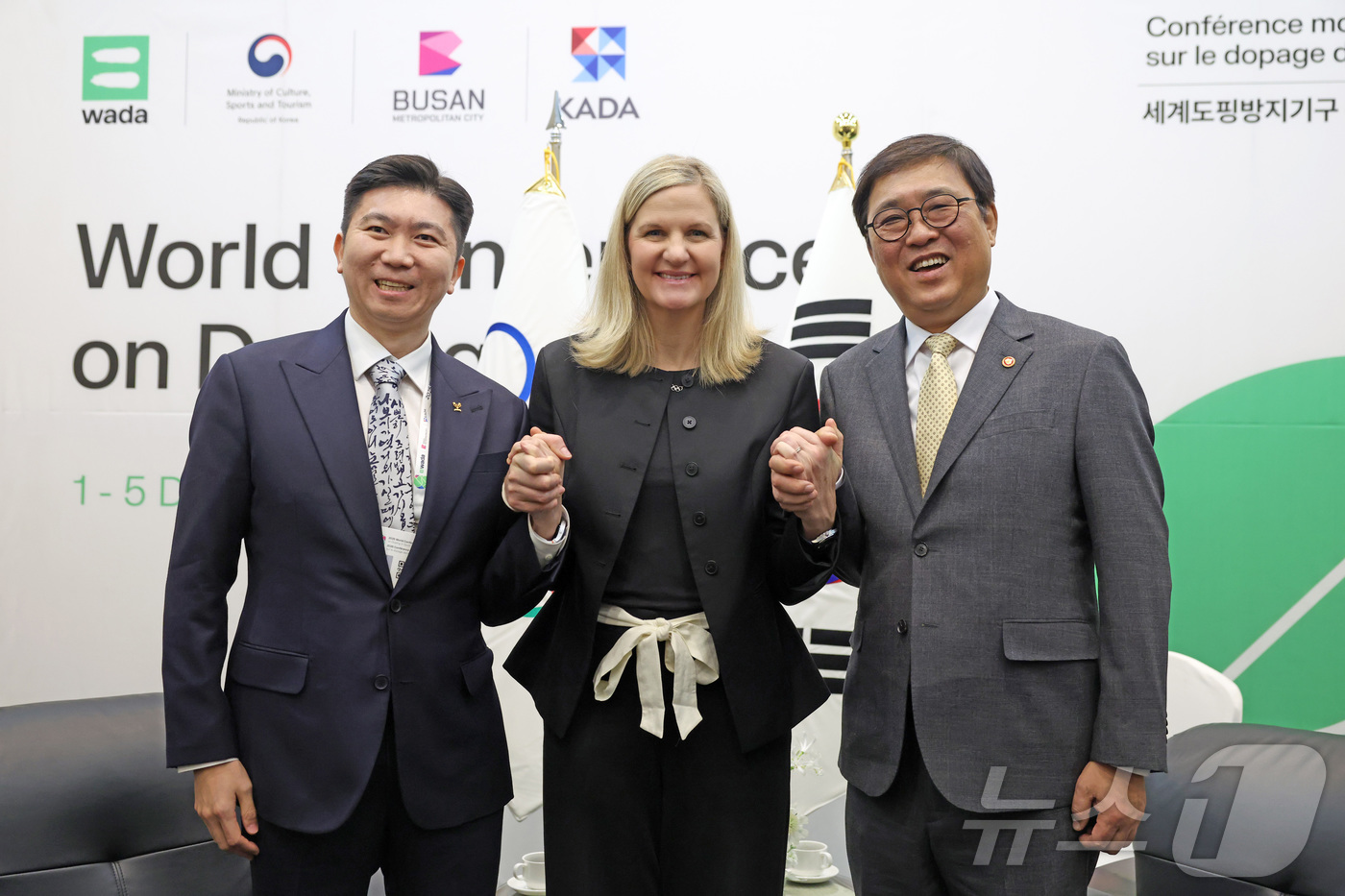 (서울=뉴스1) = 최휘영 문화체육관광부 장관이 2일 부산 해운대구 벡스코에서 커스티 코번트리 국제올림픽위원회(IOC) 위원장과 면담을 마치고 유승민 대한체육회장과 함께 기념촬영을 …