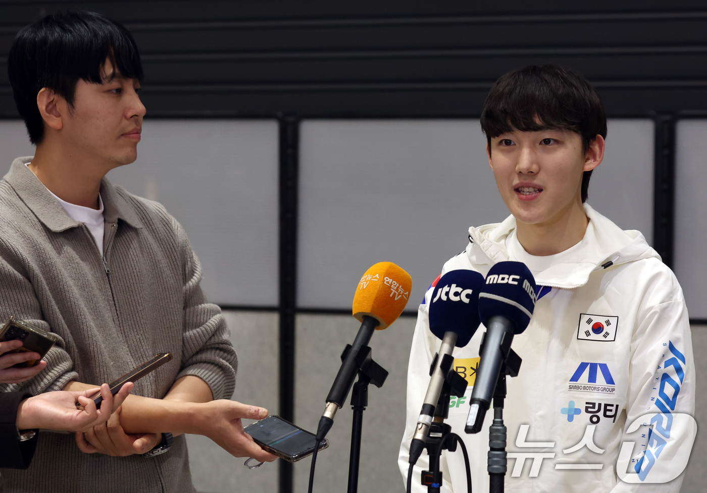 (인천공항=뉴스1) 김명섭 기자 = 쇼트트랙 남자 대표팀 임종언이 2일 인천공항으로 귀국해 인터뷰를 하고 있다.임종언은 1일(한국시간) 네덜란드 도르드레흐트의 스포르트불레바르에서 …