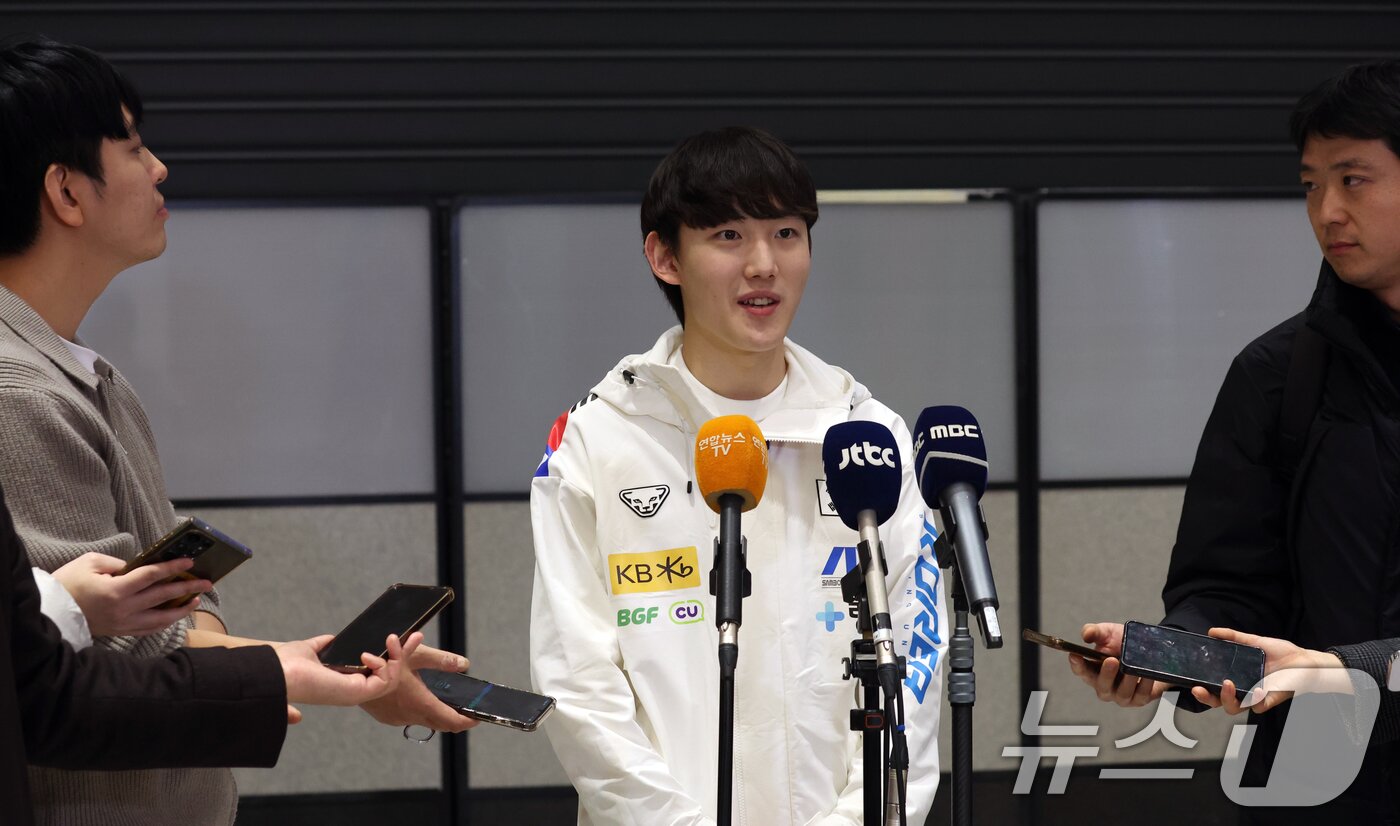 본문 이미지 - 쇼트트랙 남자 대표팀 임종언이 2일 인천공항으로 귀국해 인터뷰를 하고 있다. 임종언은 1일&#40;한국시간&#41; 네덜란드 도르드레흐트의 스포르트불레바르에서 열린 2025-2026 국제빙상경기연맹&#40;ISU&#41; 쇼트트랙 월드투어 4차 대회 남자 1,000ｍ에서 1분25초877의 기록으로 우승했다. 2025.12.2/뉴스1 ⓒ News1 김명섭 기자