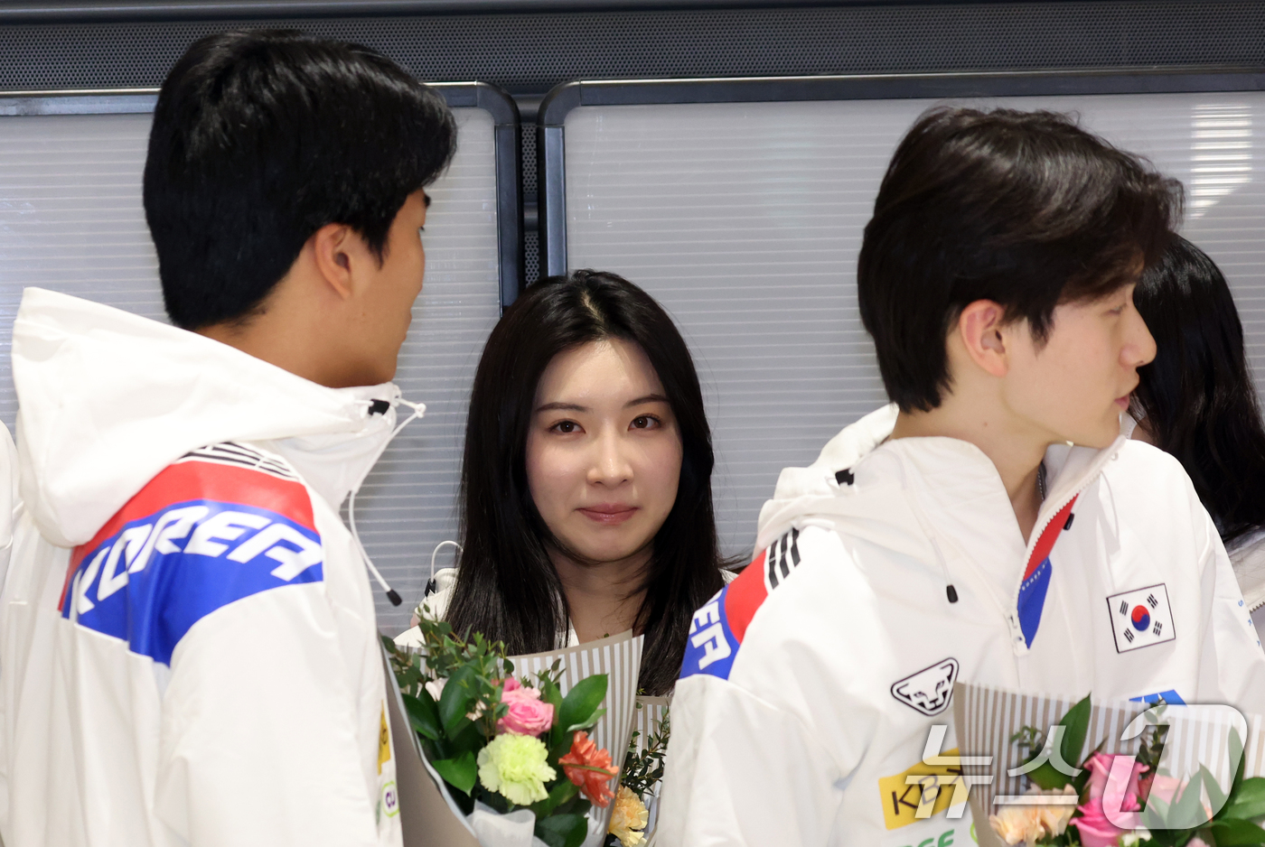 (인천공항=뉴스1) 김명섭 기자 = 쇼트트랙 여자 대표팀 김길리가 2일 인천공항으로 귀국해 꽃다발을 받고 있다.김길리는 네덜란드 도르드레흐트의 스포르트불레바르에서 열린 2025-2 …