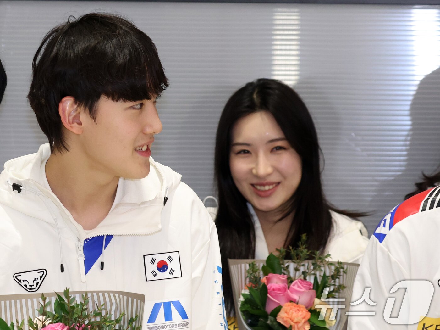 본문 이미지 - 2일 인천공항으로 귀국한 쇼트트랙 국가대표팀 김길리와 임종언이 환하게 웃고 있다. 2025.12.2/뉴스1 ⓒ News1 김명섭 기자