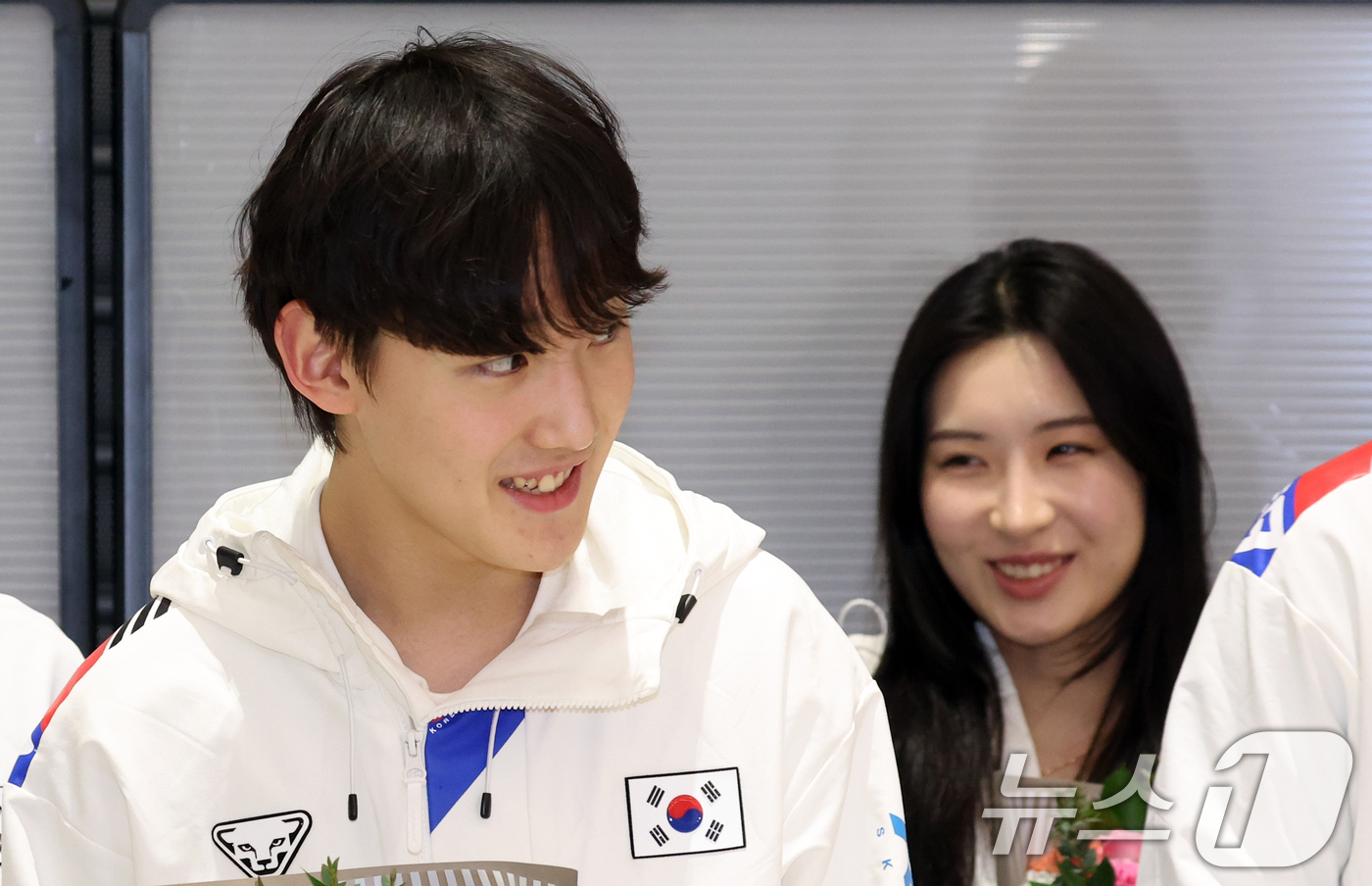 (인천공항=뉴스1) 김명섭 기자 = 2일 인천공항으로 귀국한 쇼트트랙 국가대표팀 김길리와 임종언이 환하게 웃고 있다.네덜란드 도르드레흐트의 스포르트불레바르에서 열린 2025-202 …