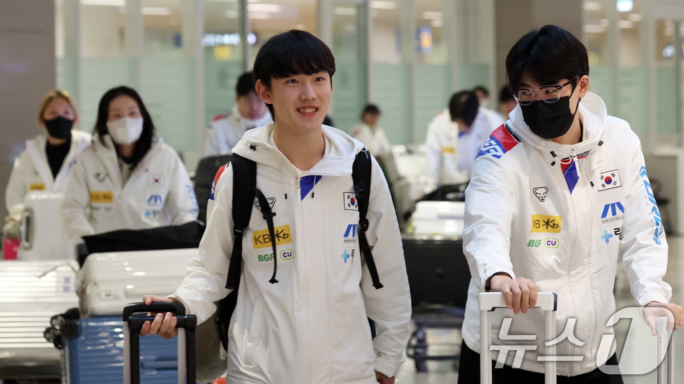 본문 이미지 - 2일 인천공항으로 쇼트트랙 국가대표팀이 귀국하고 있다. 네덜란드 도르드레흐트의 스포르트불레바르에서 열린 2025-2026 국제빙상경기연맹&#40;ISU&#41; 쇼트트랙 월드투어 4차 대회에서 임종언은 남자 1,000ｍ에서 우승, 김길리는 여자 1,500ｍ에서 우승했다. 2025.12.2/뉴스1 ⓒ News1 김명섭 기자