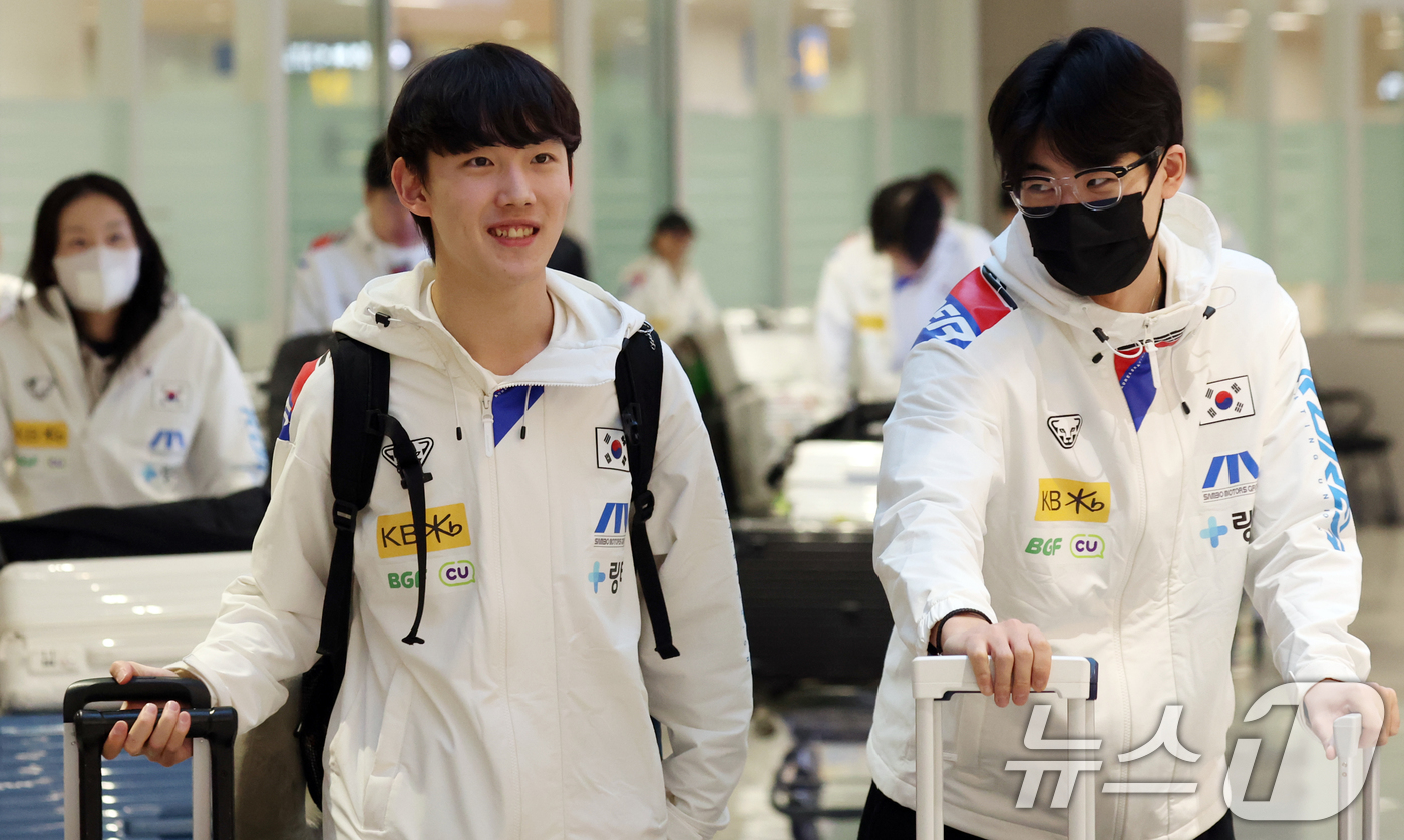 (인천공항=뉴스1) 김명섭 기자 = 2일 인천공항으로 쇼트트랙 국가대표팀이 귀국하고 있다.네덜란드 도르드레흐트의 스포르트불레바르에서 열린 2025-2026 국제빙상경기연맹(ISU) …