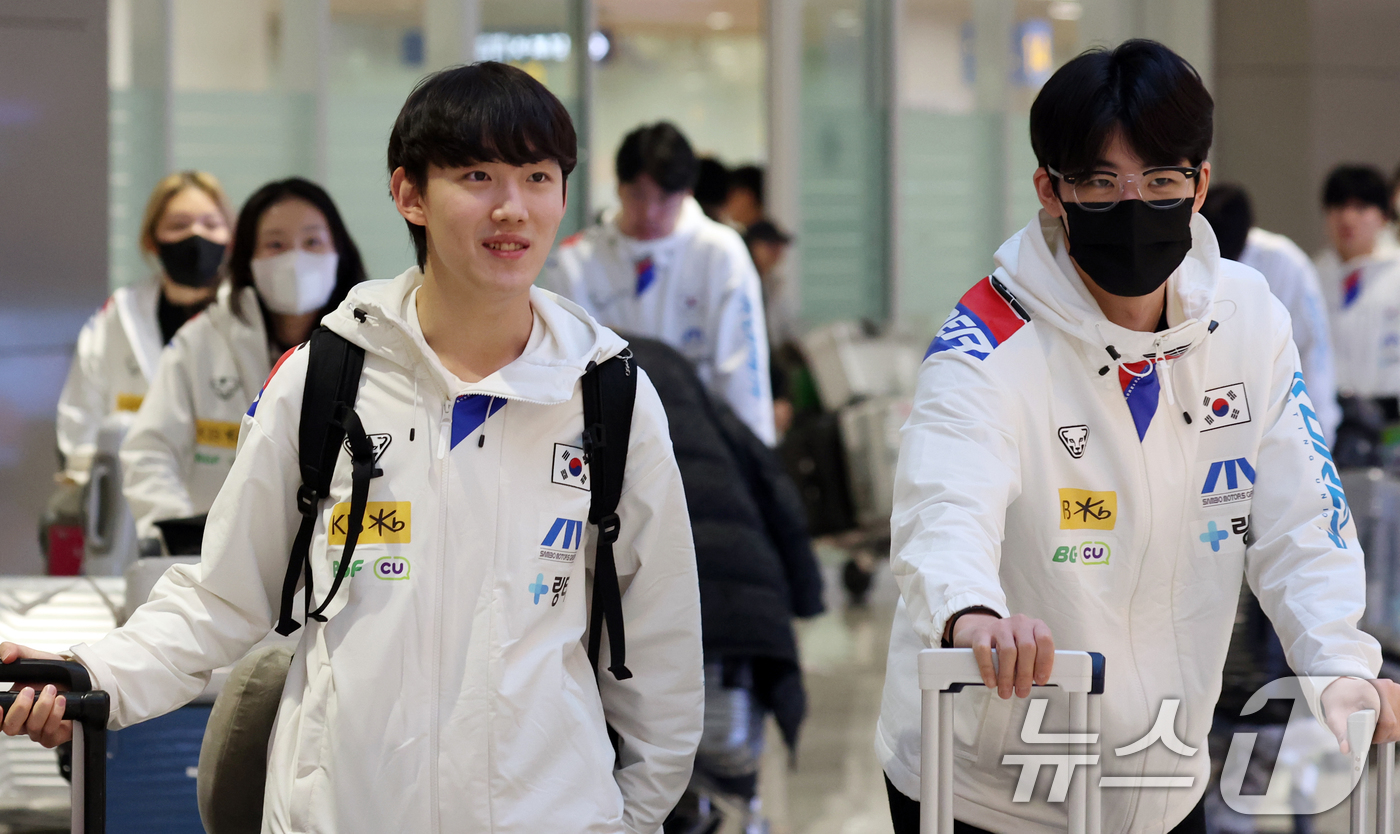 (인천공항=뉴스1) 김명섭 기자 = 2일 인천공항으로 쇼트트랙 국가대표팀이 귀국하고 있다.네덜란드 도르드레흐트의 스포르트불레바르에서 열린 2025-2026 국제빙상경기연맹(ISU) …