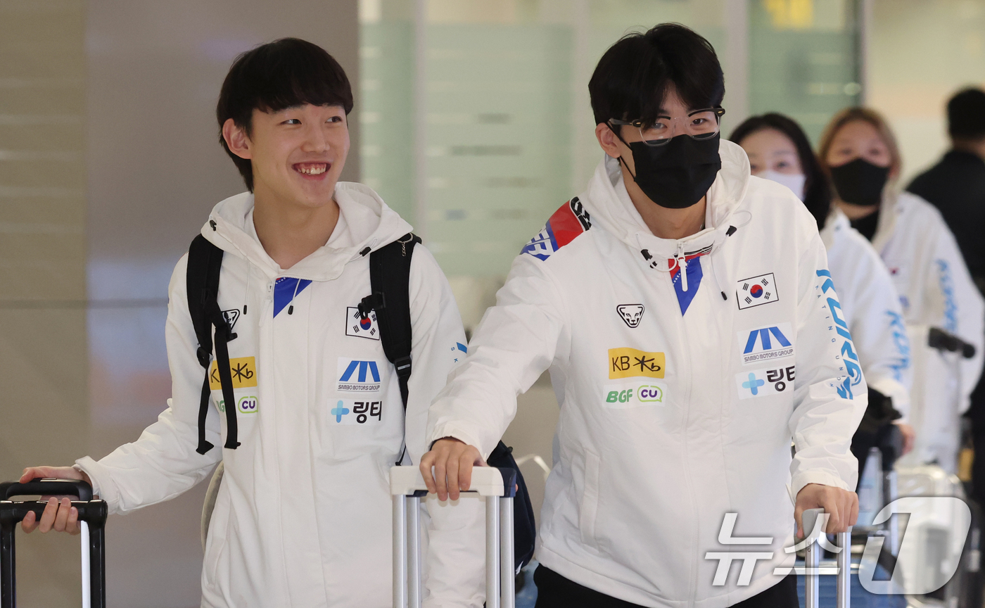 (인천공항=뉴스1) 김명섭 기자 = 2일 인천공항으로 쇼트트랙 국가대표팀이 귀국하고 있다.네덜란드 도르드레흐트의 스포르트불레바르에서 열린 2025-2026 국제빙상경기연맹(ISU) …