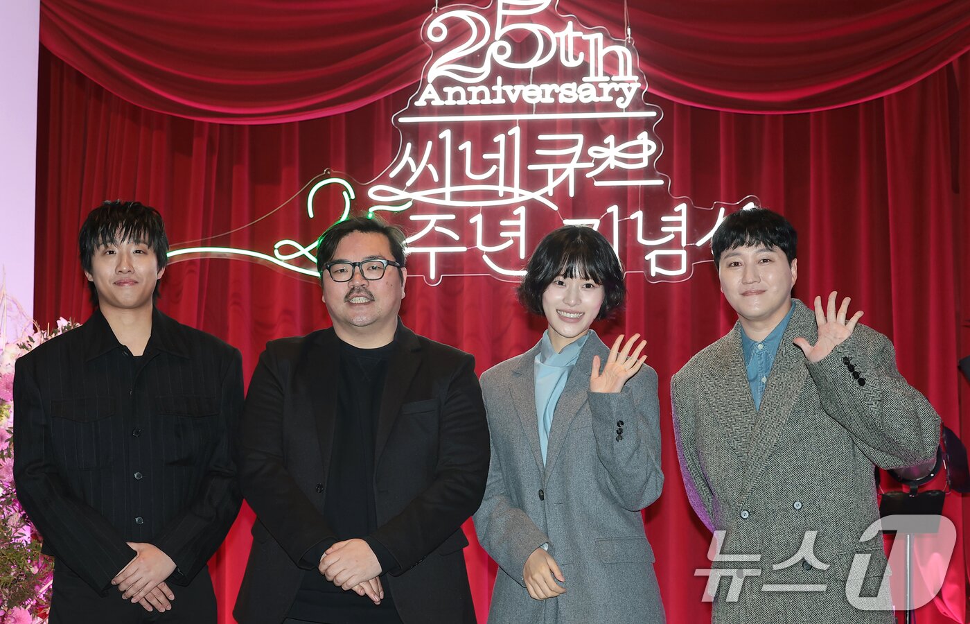 본문 이미지 - 배우 홍사빈&#40;왼쪽부터&#41;과 이종필 감독, 이수경 김대명이 2일 서울 광화문 씨네큐브에서 열린 ‘씨네큐브 25주년 기념식’에 참석해 포즈를 취하고 있다. 2025.12.2/뉴스1 ⓒ News1 권현진 기자