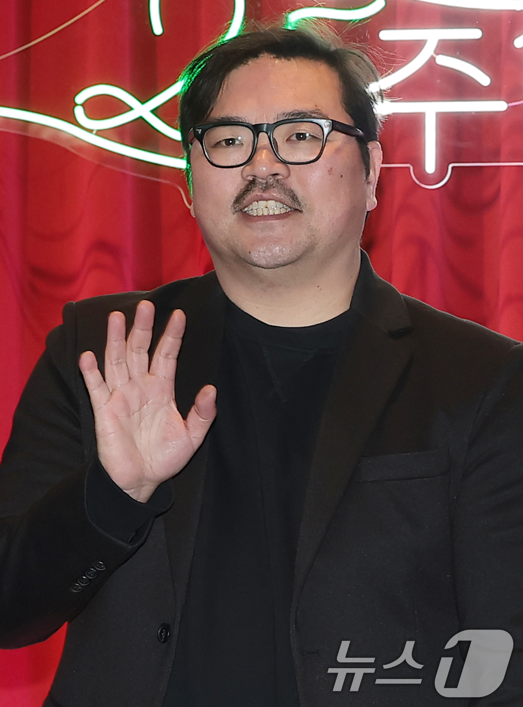 (서울=뉴스1) 권현진 기자 = 이종필 감독이 2일 서울 광화문 씨네큐브에서 열린 ‘씨네큐브 25주년 기념식’에 참석해 포즈를 취하고 있다. 2025.12.2/뉴스1