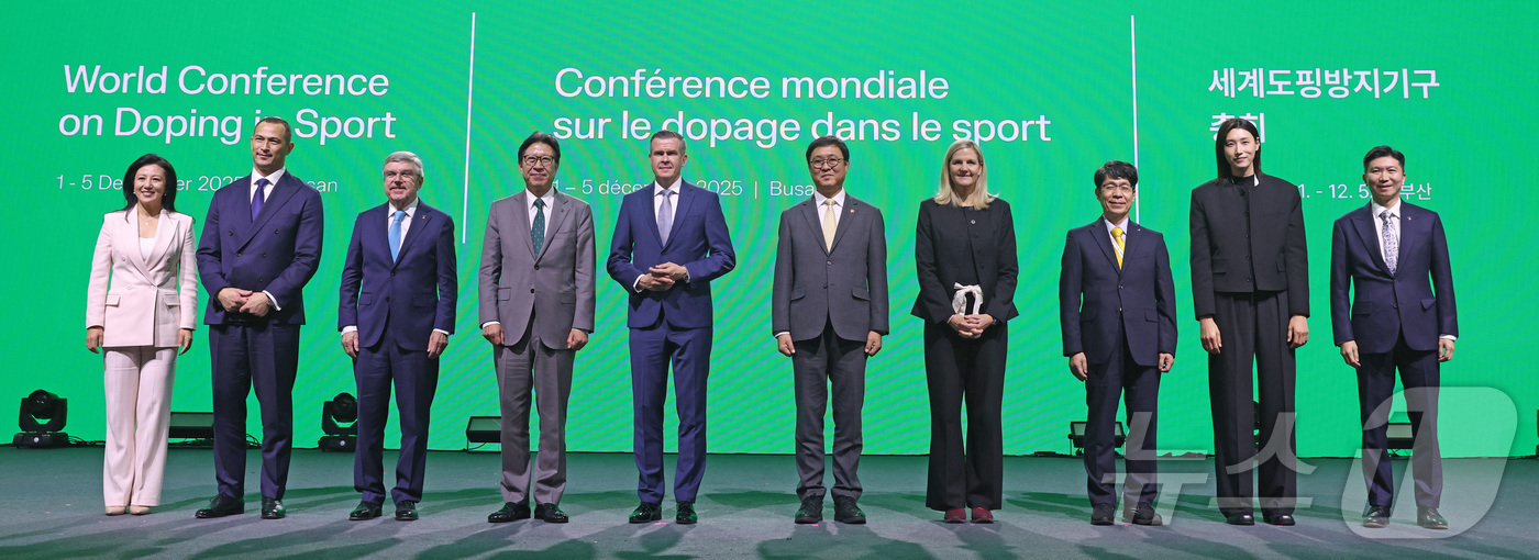 (서울=뉴스1) = 최휘영 문화체육관광부 장관이 2일 부산 해운대구 벡스코에서 열린 세계도핑방지기구(WADA) 총회 개회식에 참석해 관계자들과 기념촬영을 하고 있다. (문화체육관광 …