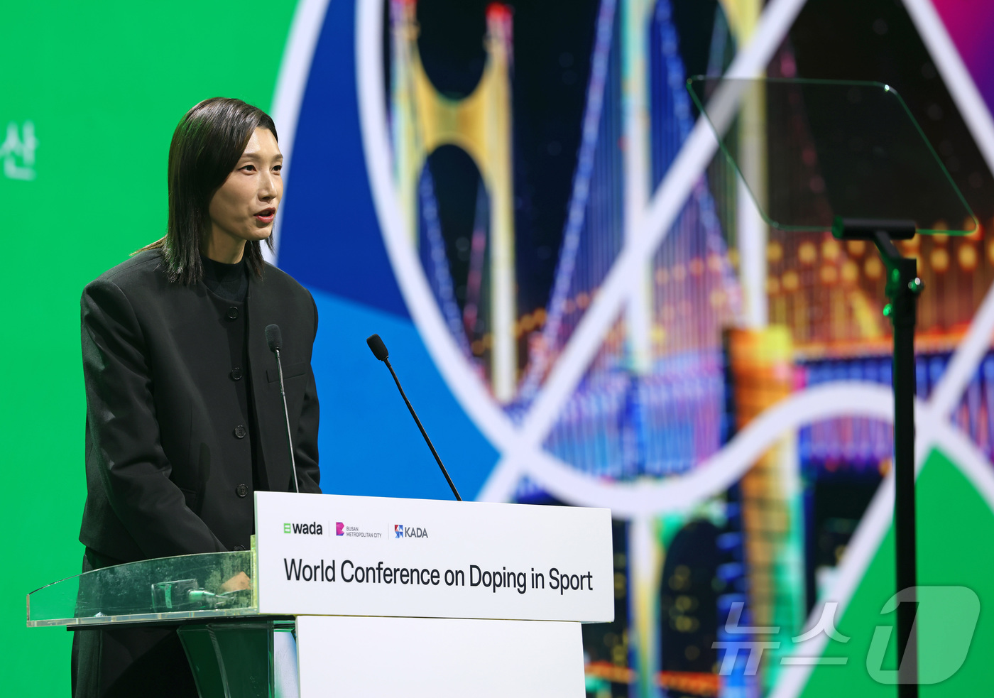 (서울=뉴스1) = 김연경 세계도핑방지기구 총회 홍보대사 및 한국도핑방지위원회 선수위원이 2일 부산 해운대구 벡스코에서 열린 세계도핑방지기구(WADA) 총회 개회식에서 발언하고 있 …
