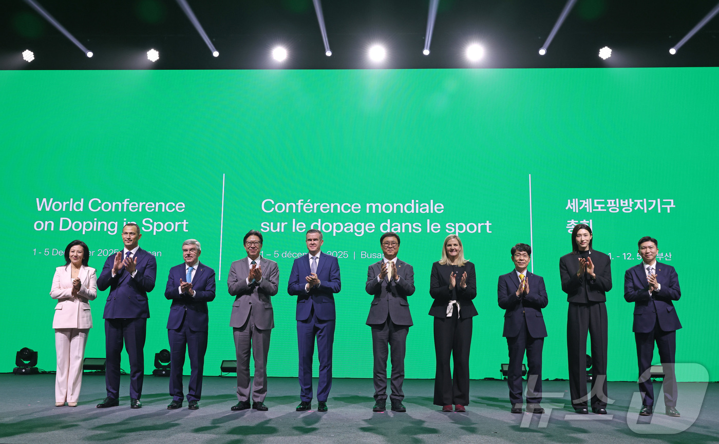 (서울=뉴스1) = 최휘영 문화체육관광부 장관이 2일 부산 해운대구 벡스코에서 열린 세계도핑방지기구(WADA) 총회 개회식에 참석해 관계자들과 기념촬영을 하고 있다. (문화체육관광 …