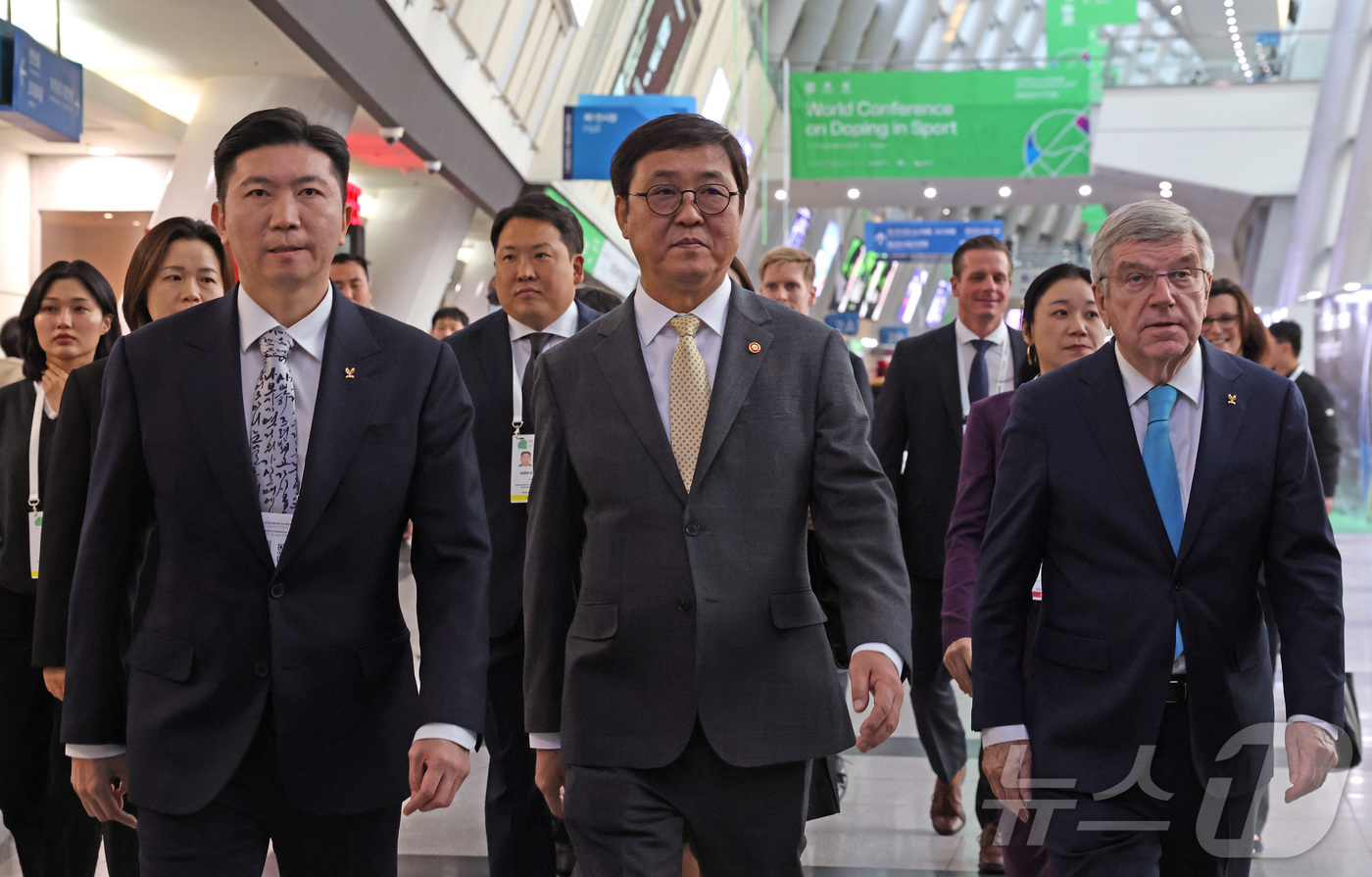 (서울=뉴스1) = 최휘영 문화체육관광부 장관(가운데)이 2일 부산 해운대구 벡스코에서 열린 세계도핑방지기구(WADA) 총회 개회식에 참석하고 있다. 왼쪽부터 유승민 대한체육회장, …