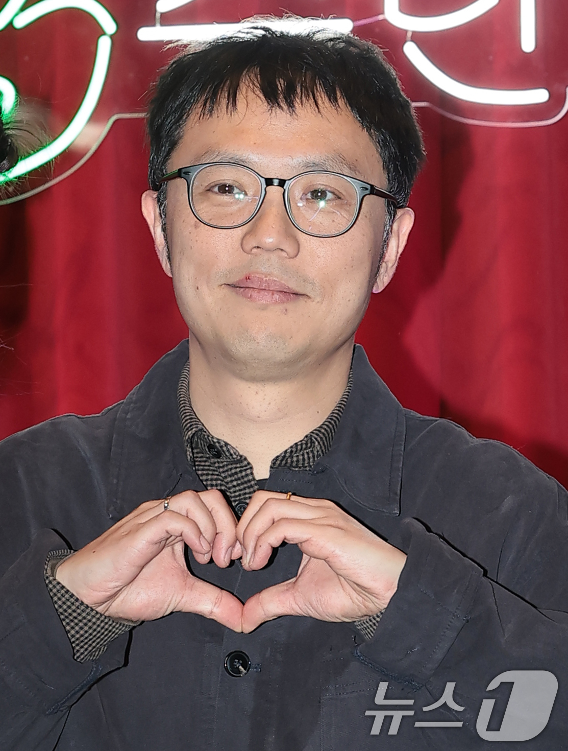 (서울=뉴스1) 권현진 기자 = 장건재 감독이 2일 서울 광화문 씨네큐브에서 열린 ‘씨네큐브 25주년 기념식’에 참석해 포즈를 취하고 있다. 2025.12.2/뉴스1