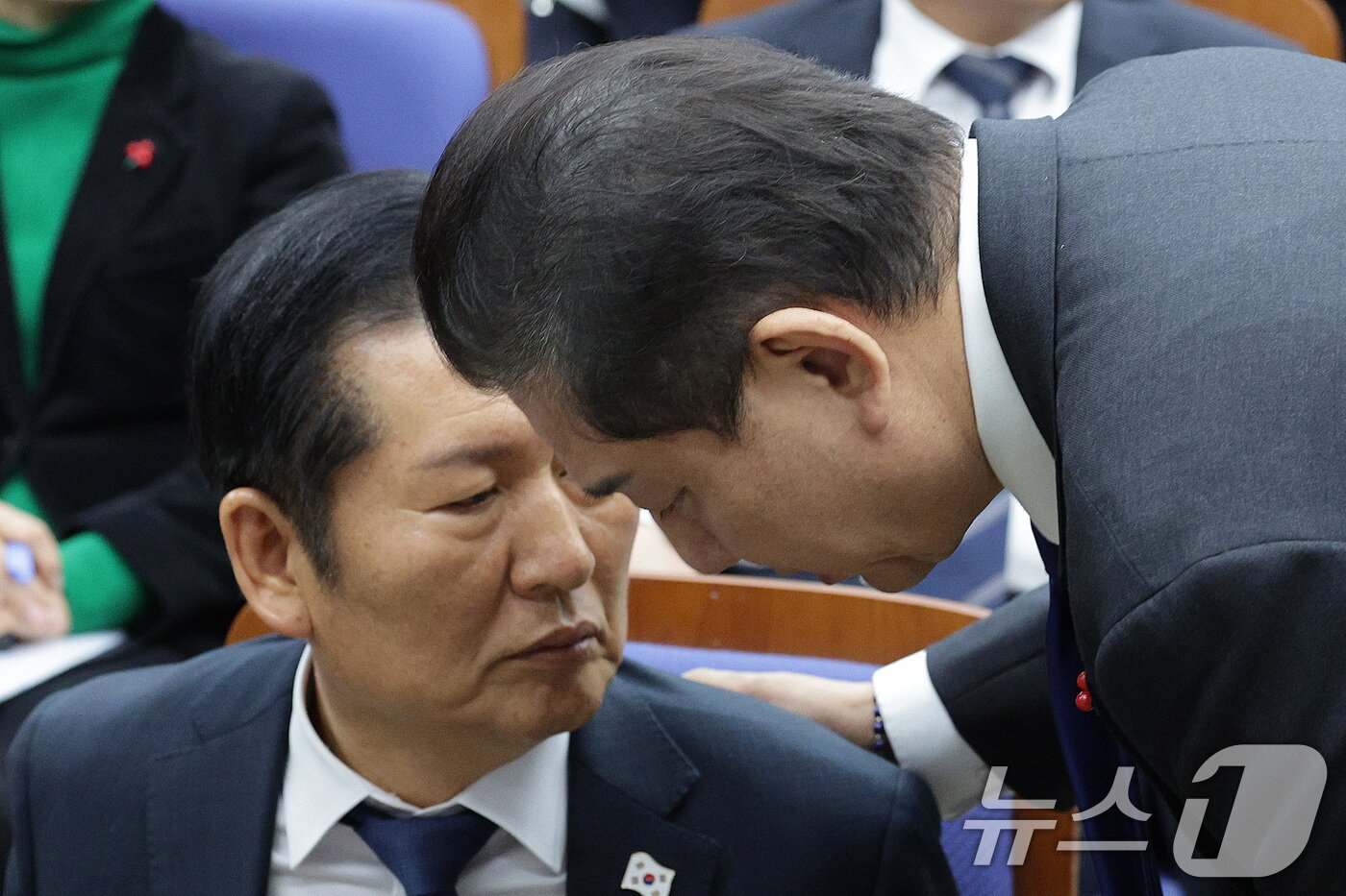 본문 이미지 - 정청래 더불어민주당 대표와 김병기 원내대표가 2일 서울 여의도 국회에서 열린 의원총회에서 대화하고 있다. 2025.12.2/뉴스1 ⓒ News1 신웅수 기자