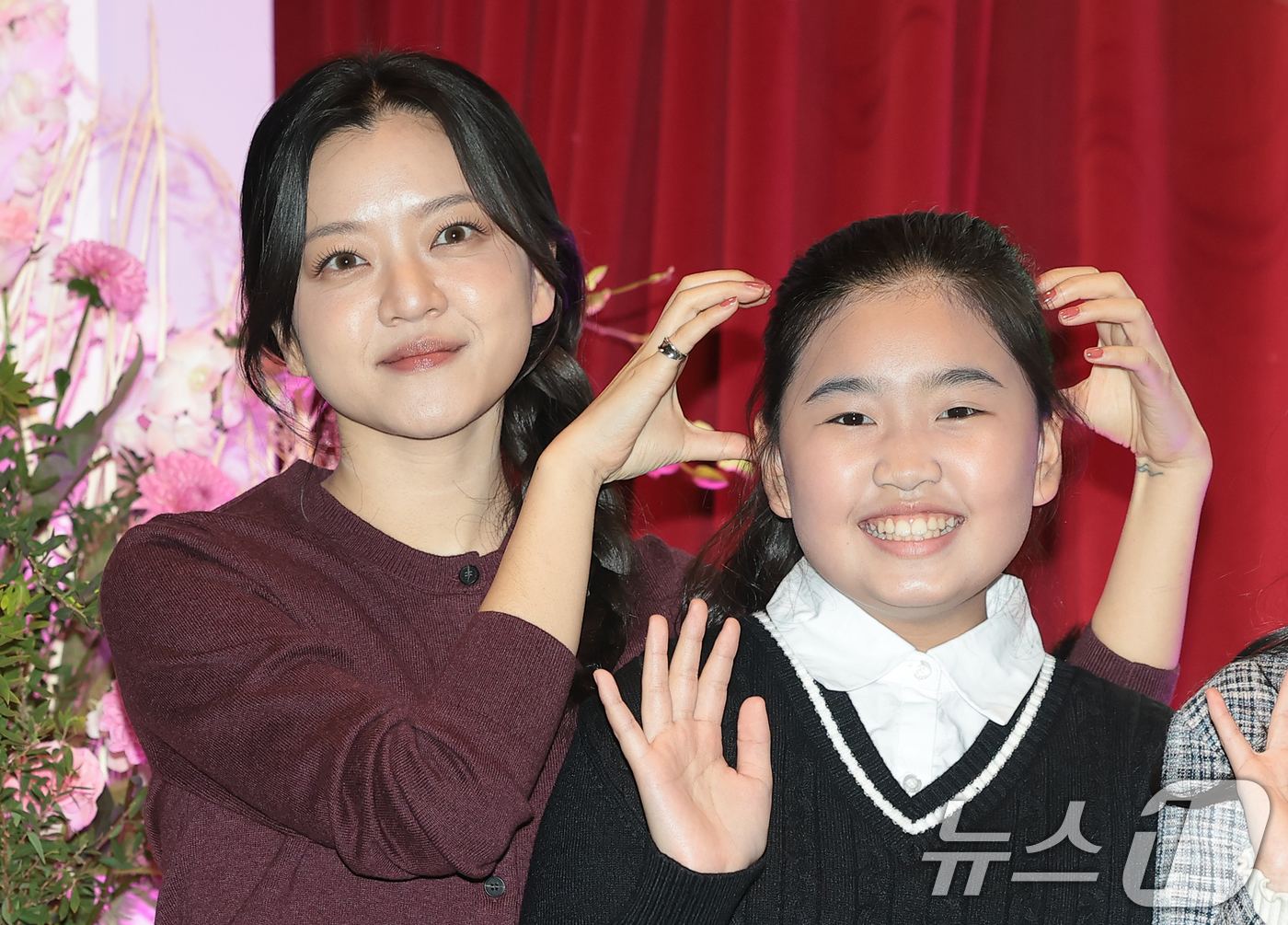 (서울=뉴스1) 권현진 기자 = 배우 고아성(왼쪽)이 2일 서울 광화문 씨네큐브에서 열린 ‘씨네큐브 25주년 기념식’에 참석해 아역 배우와 함께 포즈를 취하고 있다. 2025.12 …