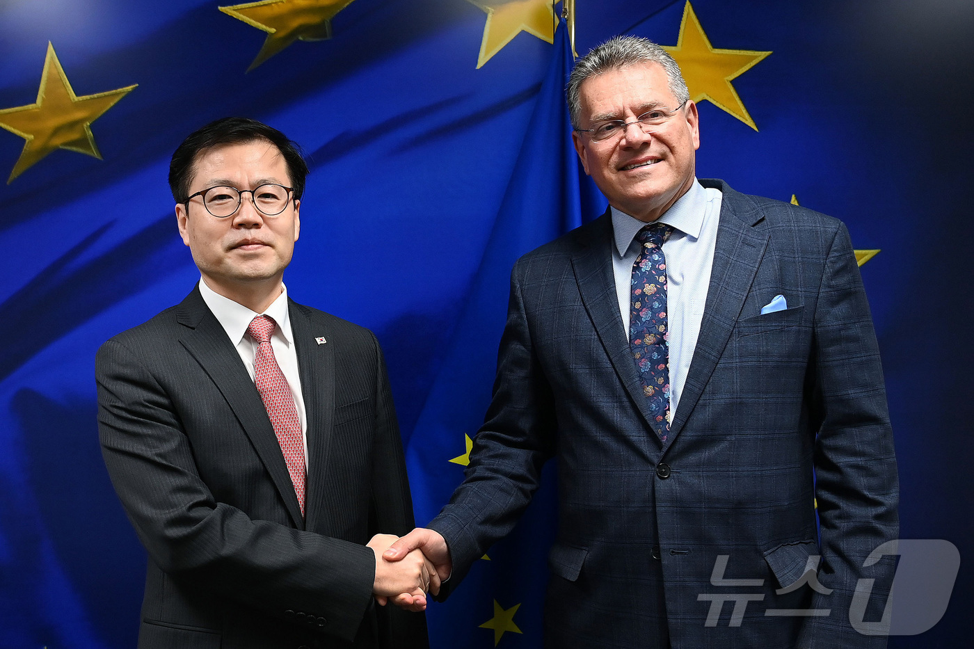 (서울=뉴스1) = 여한구 산업통상부 통상교섭본부장이 2일(현지시간) 벨기에 브뤼셀에서 마로시 셰프초비치 유럽연합(EU) 집행위원회 통상·경제안보 집행위원과 면담을 하기 전 기념촬 …