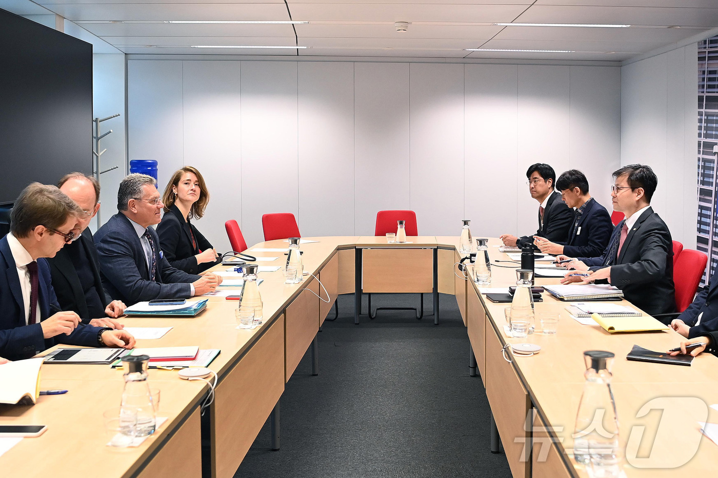 (서울=뉴스1) = 여한구 산업통상부 통상교섭본부장이 2일(현지시간) 벨기에 브뤼셀에서 마로시 셰프초비치 유럽연합(EU) 집행위원회 통상·경제안보 집행위원과 면담을 하고 있다. ( …