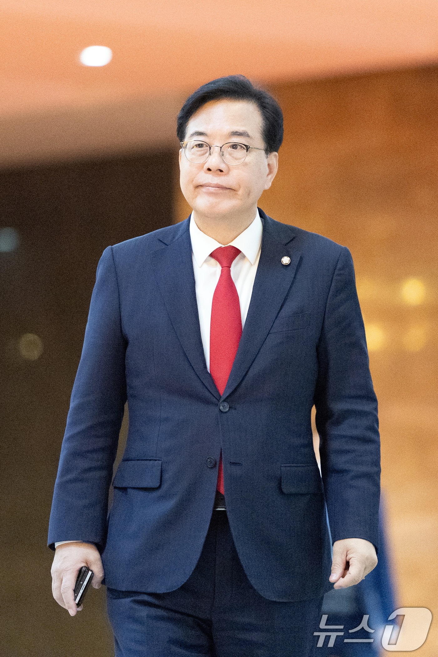 (서울=뉴스1) 이승배 기자 = 송언석 국민의힘 원내대표가 2일 서울 여의도 국회에서 열린 비공개 의원총회에 참석하고 있다. 2025.12.2/뉴스1