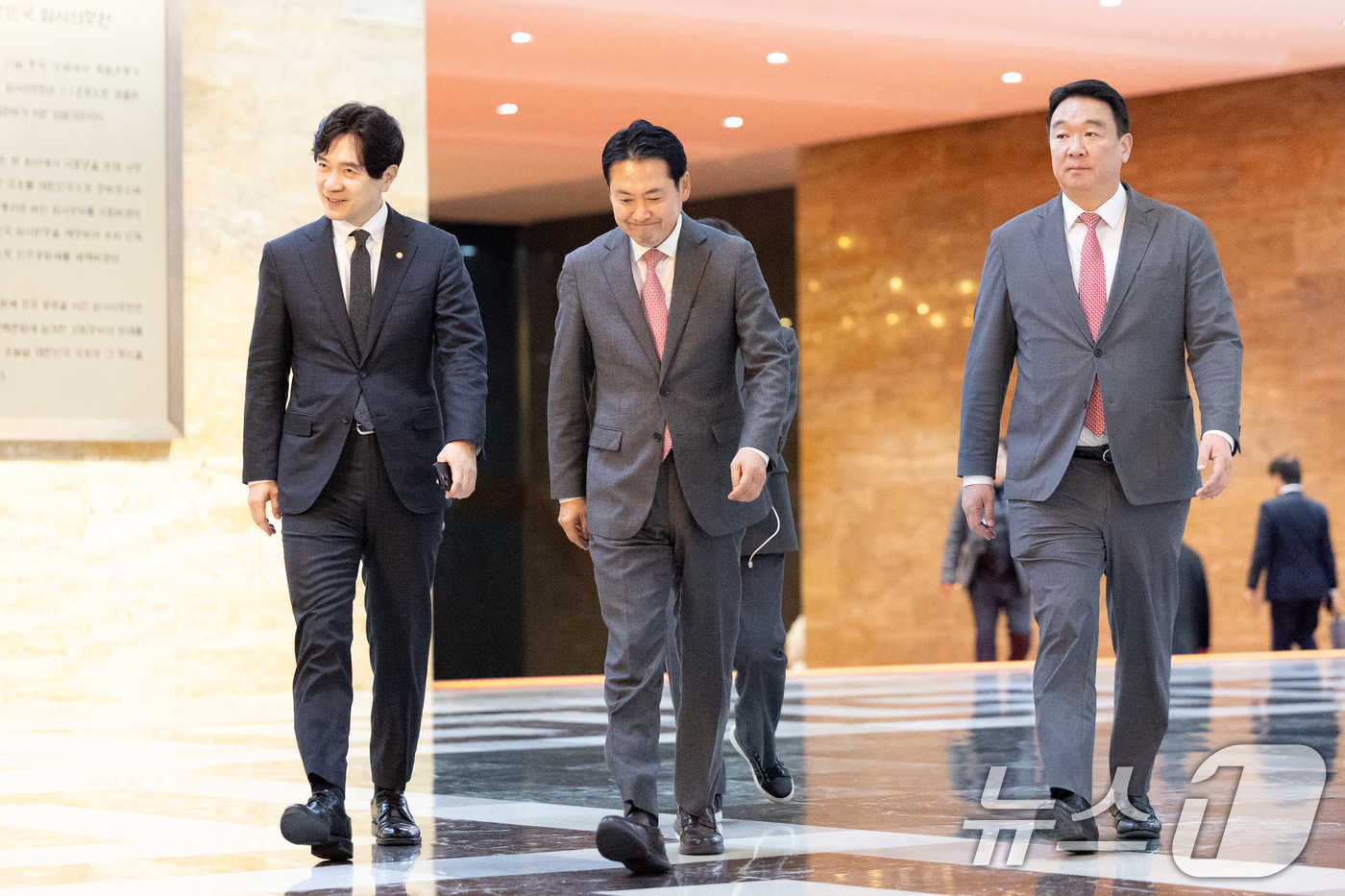 (서울=뉴스1) 이승배 기자 = 장동혁 국민의힘 대표가 2일 서울 여의도 국회에서 열린 비공개 의원총회에 참석하고 있다. 2025.12.2/뉴스1