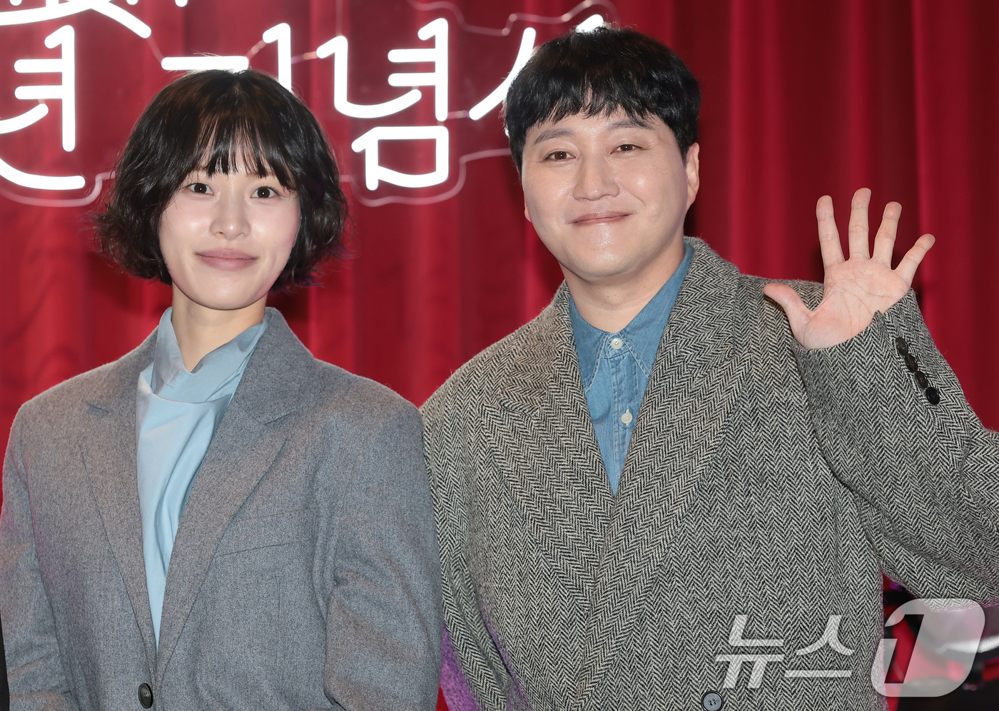 (서울=뉴스1) 권현진 기자 = 배우 이수경과 김대명(오른쪽)이 2일 서울 광화문 씨네큐브에서 열린 ‘씨네큐브 25주년 기념식’에 참석해 포즈를 취하고 있다. 2025.12.2/뉴 …