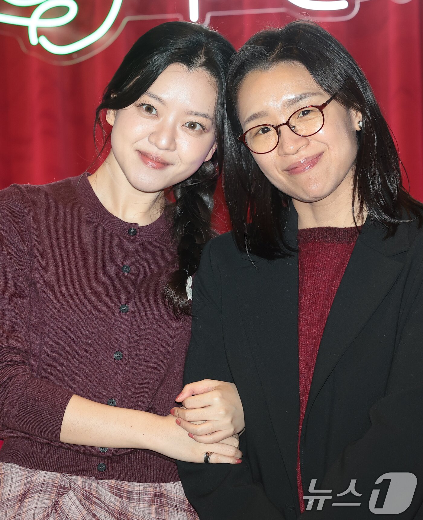 본문 이미지 - 배우 고아성과 윤가은 감독&#40;오른쪽&#41;이 2일 서울 광화문 씨네큐브에서 열린 ‘씨네큐브 25주년 기념식’에 참석해 포즈를 취하고 있다. 2025.12.2/뉴스1 ⓒ News1 권현진 기자