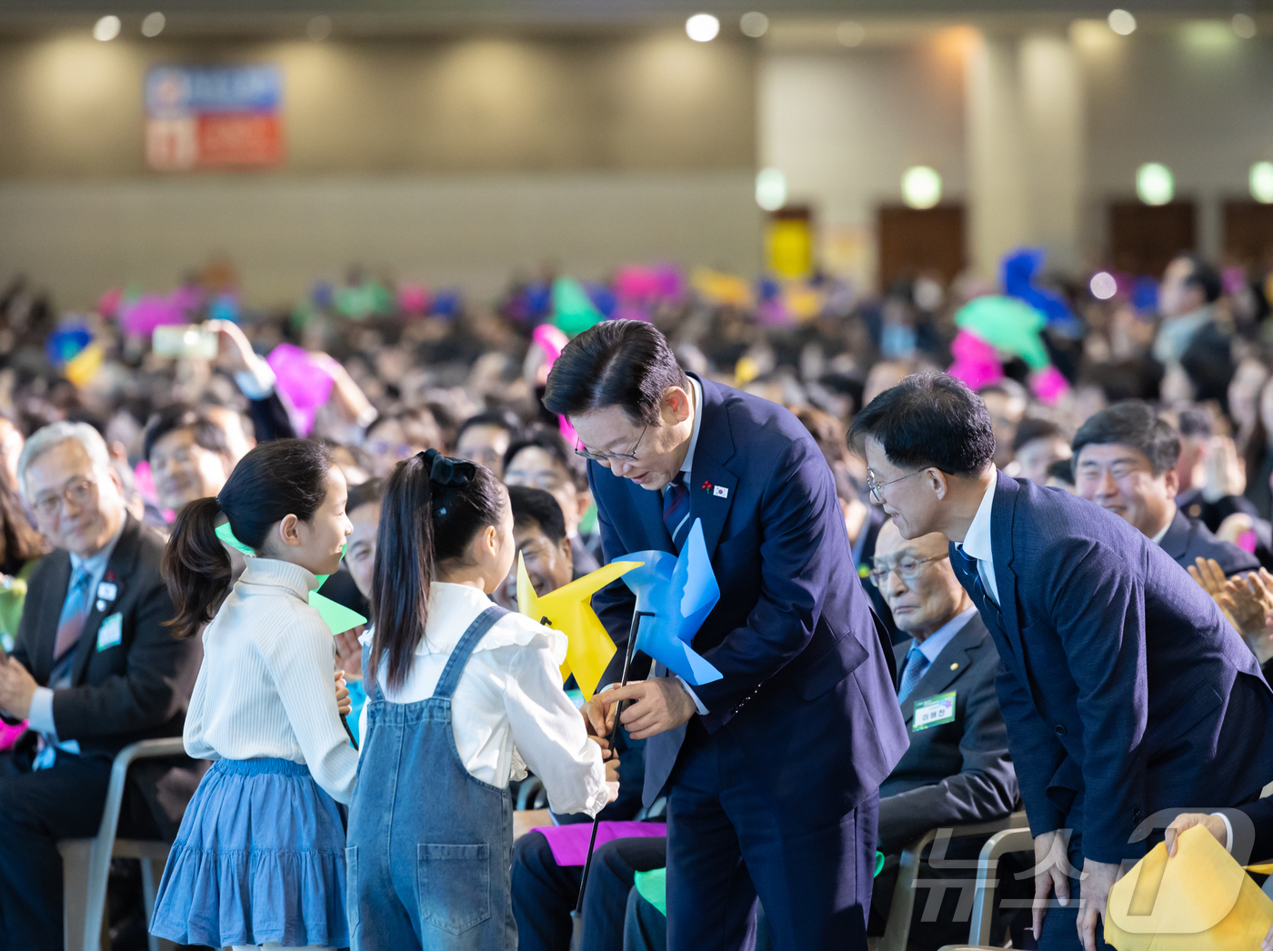 (서울=뉴스1) 이재명 기자 = 이재명 대통령이 2일 경기 고양시 킨텍스에서 열린 제22기 민주평화통일자문회의 출범회의에서 '함께하는 다짐, 함께 부르는 평화' 대합창을 하며 어린 …