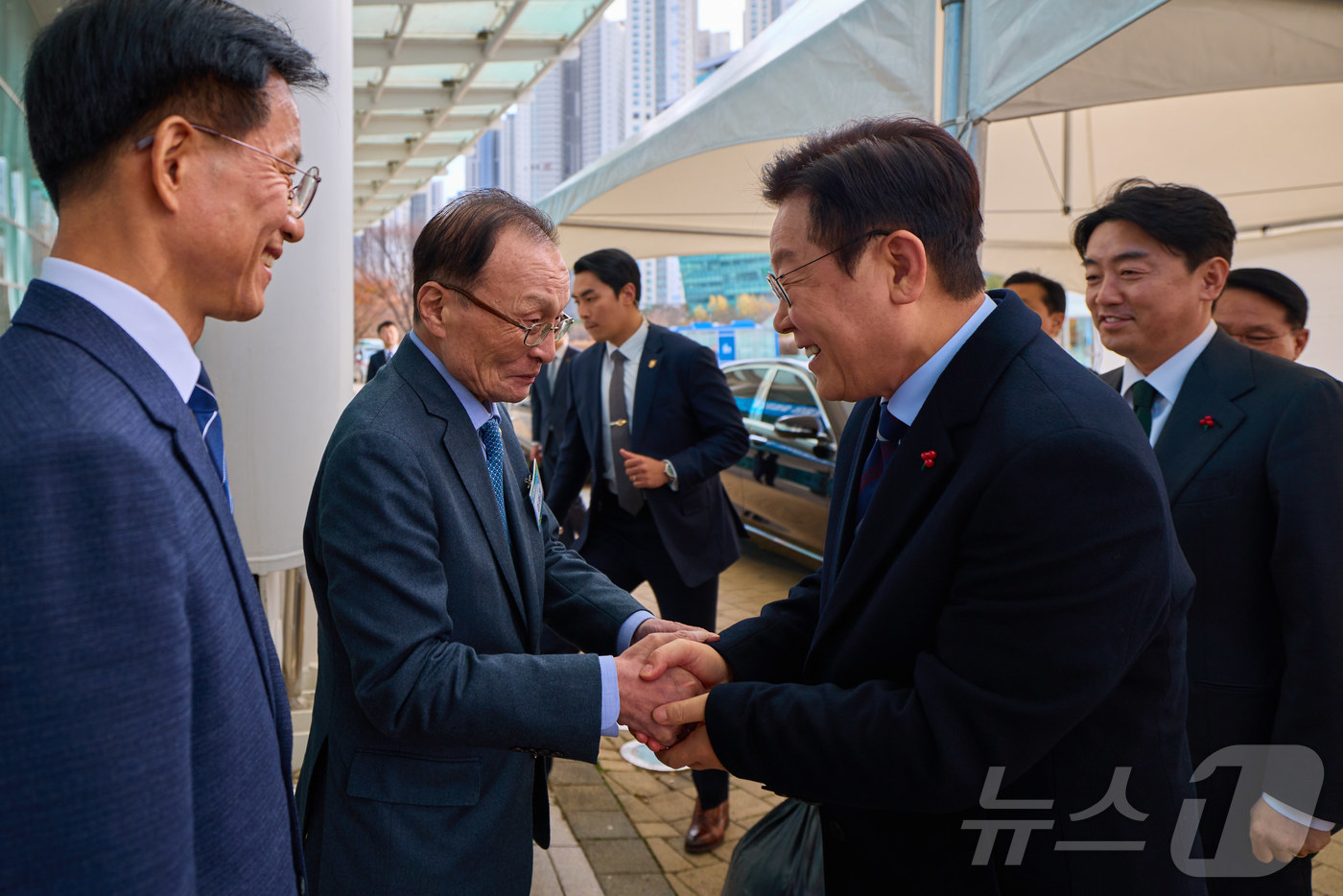 (서울=뉴스1) 이재명 기자 = 이재명 대통령이 2일 경기 고양시 킨텍스에서 열린 제22기 민주평화통일자문회의 출범회의에 참석하며 이해찬 수석부의장과 인사를 나누고 있다. (대통령 …