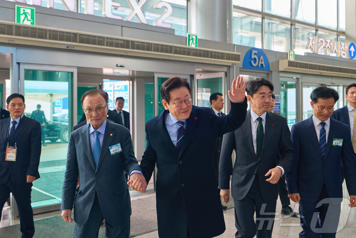 (서울=뉴스1) 이재명 기자 = 이재명 대통령과 이해찬 민주평화통일자문회의 수석부의장이 2일 경기 고양시 킨텍스에서 열린 제22기 민주평화통일자문회의 출범회의에 참석하고 있다. ( …