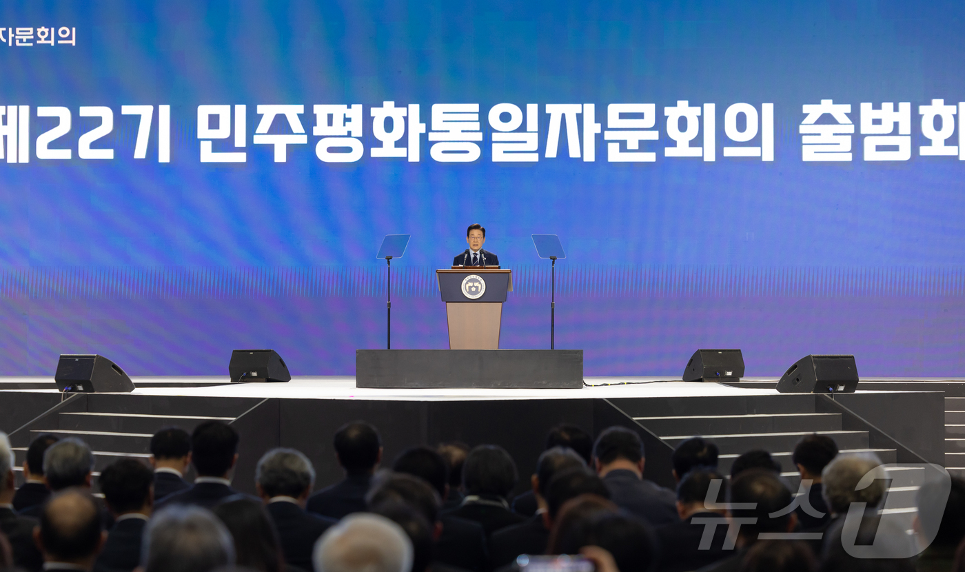 (서울=뉴스1) 이재명 기자 = 이재명 대통령이 2일 경기 고양시 킨텍스에서 열린 제22기 민주평화통일자문회의 출범회의에서 연설하고 있다. (대통령실 제공. 재판매 및 DB 금지) …