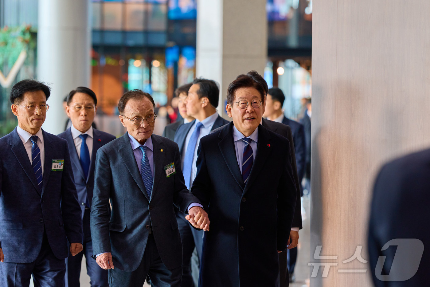 (서울=뉴스1) 이재명 기자 = 이재명 대통령과 이해찬 민주평화통일자문회의 수석부의장이 2일 경기 고양시 킨텍스에서 열린 제22기 민주평화통일자문회의 출범회의에 참석하고 있다. ( …