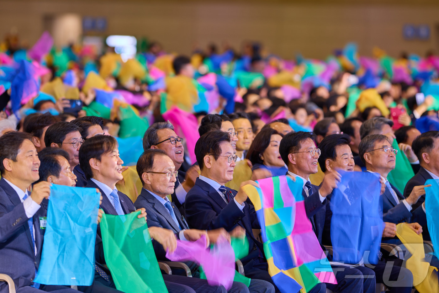 (서울=뉴스1) 이재명 기자 = 이재명 대통령이 2일 경기 고양시 킨텍스에서 열린 제22기 민주평화통일자문회의 출범회의에서 이해찬 수석부의장 등 참석자들과 '함께하는 다짐, 함께 …