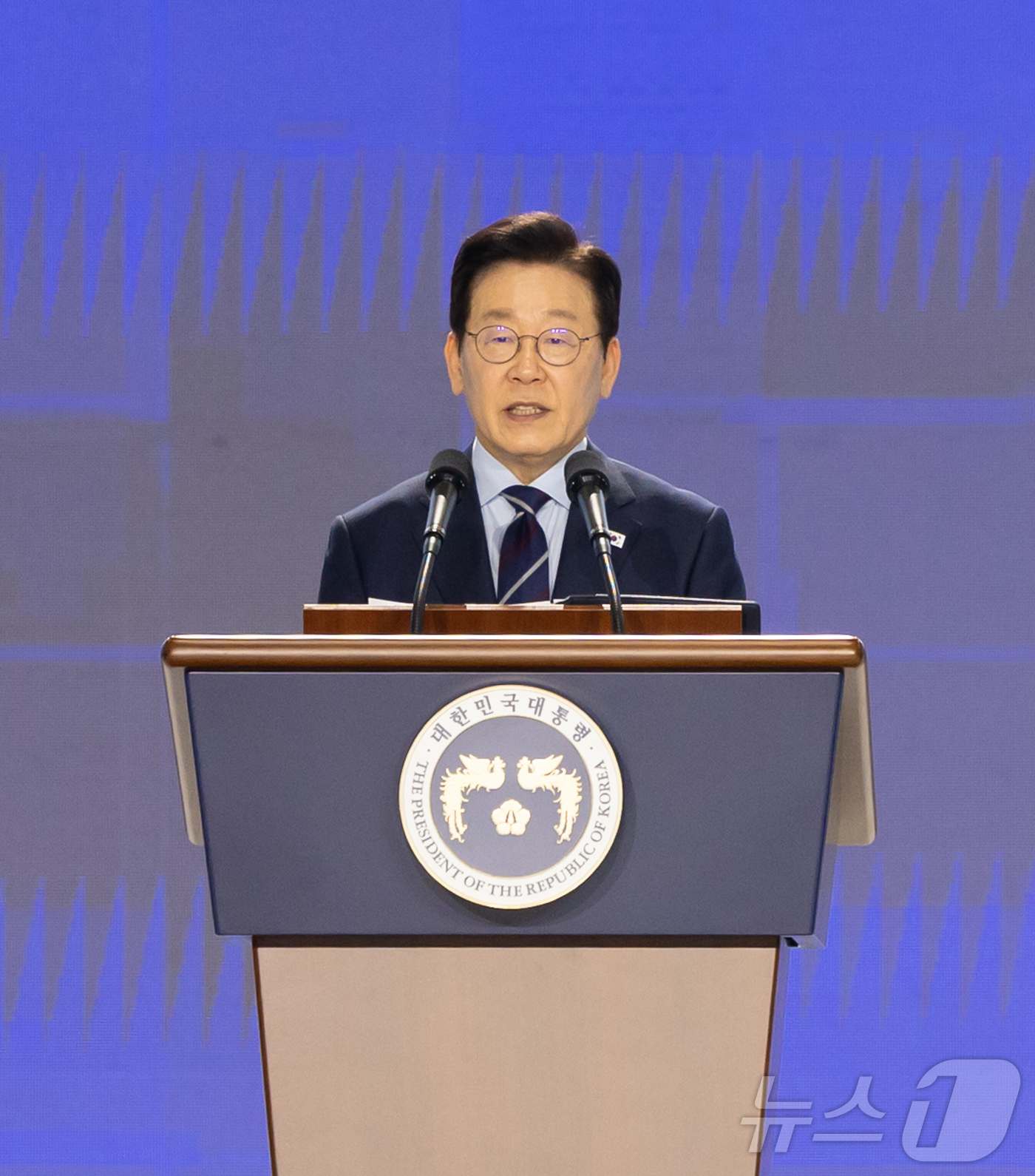 (서울=뉴스1) 이재명 기자 = 이재명 대통령이 2일 경기 고양시 킨텍스에서 열린 제22기 민주평화통일자문회의 출범회의에서 연설하고 있다. (대통령실 제공. 재판매 및 DB 금지) …