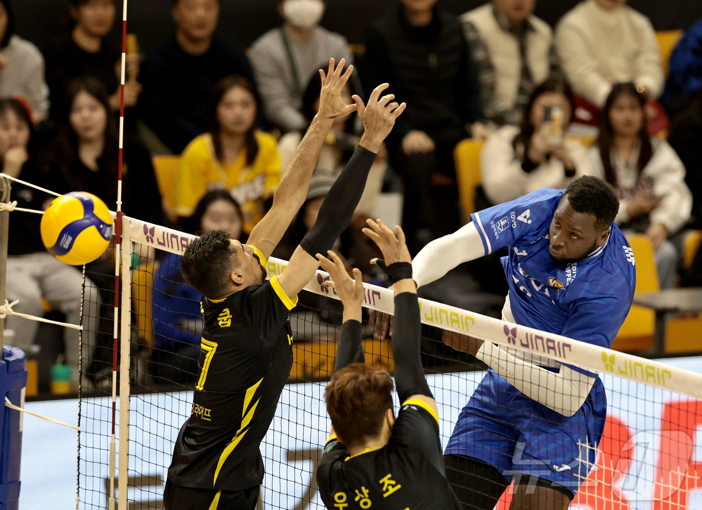 (서울=뉴스1) = 한국전력 베논이 2일 의정부 경민대학교 기념관에서 열린 진에어 2025-26 V-리그 프로배구대회 한국전력과 KB손해보험의 경기에서 스파이크를 하고 있다. (한 …