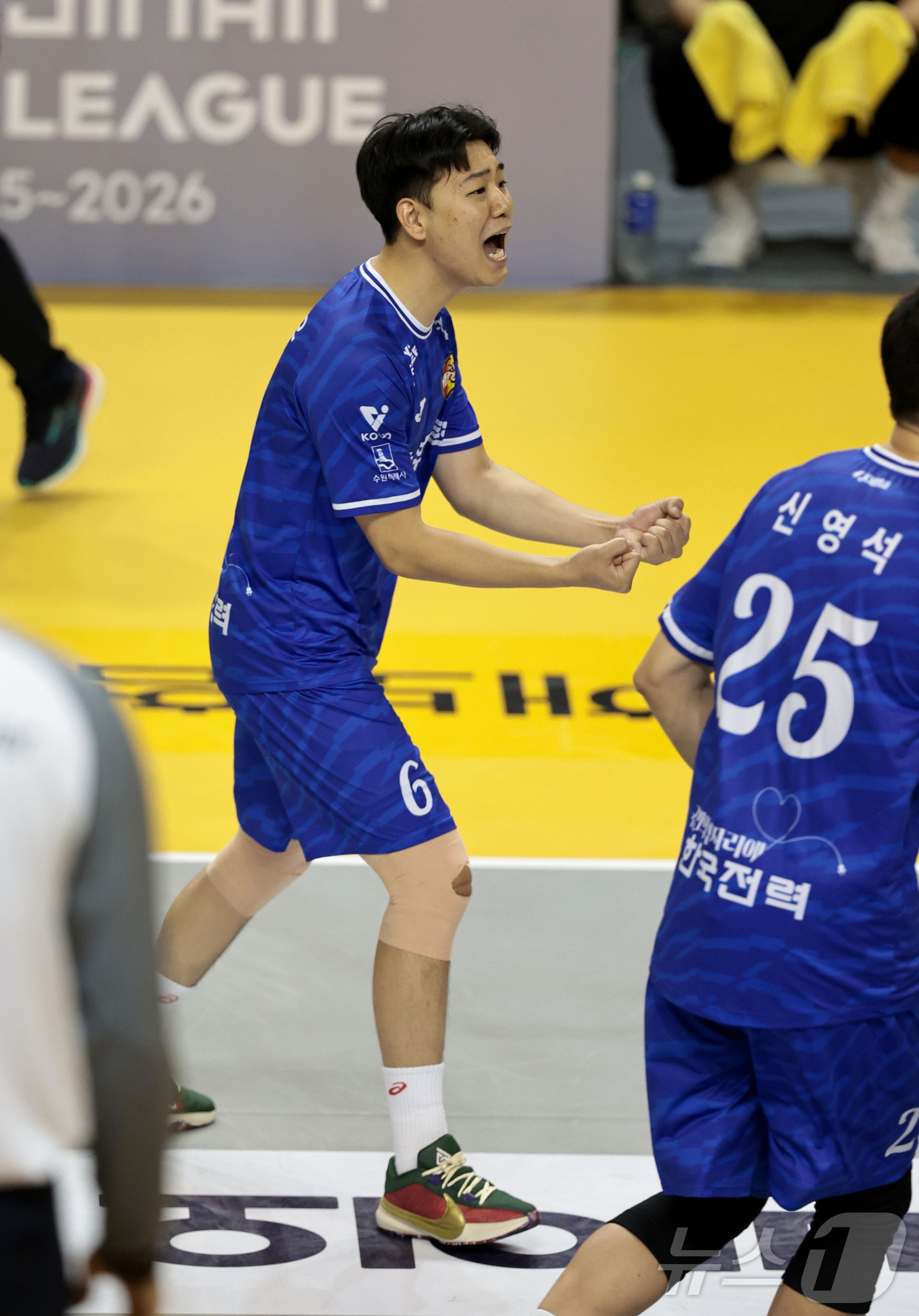 (서울=뉴스1) = 한국전력 하승우가 2일 의정부 경민대학교 기념관에서 열린 진에어 2025-26 V-리그 프로배구대회 한국전력과 KB손해보험의 경기에서 환호하고 있다. (한국전력 …